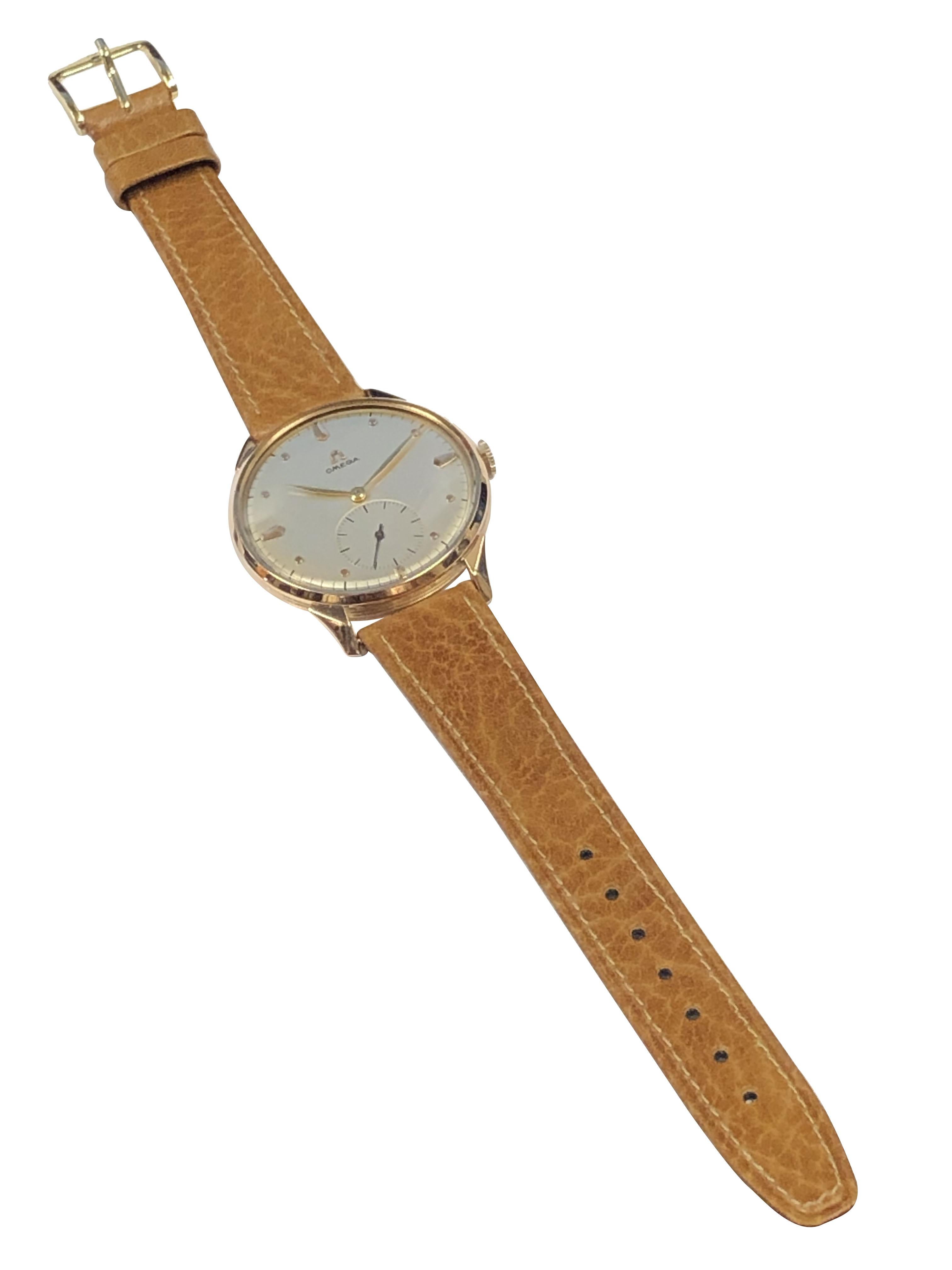 Omega, grande montre-bracelet vintage en or rose en vente 1