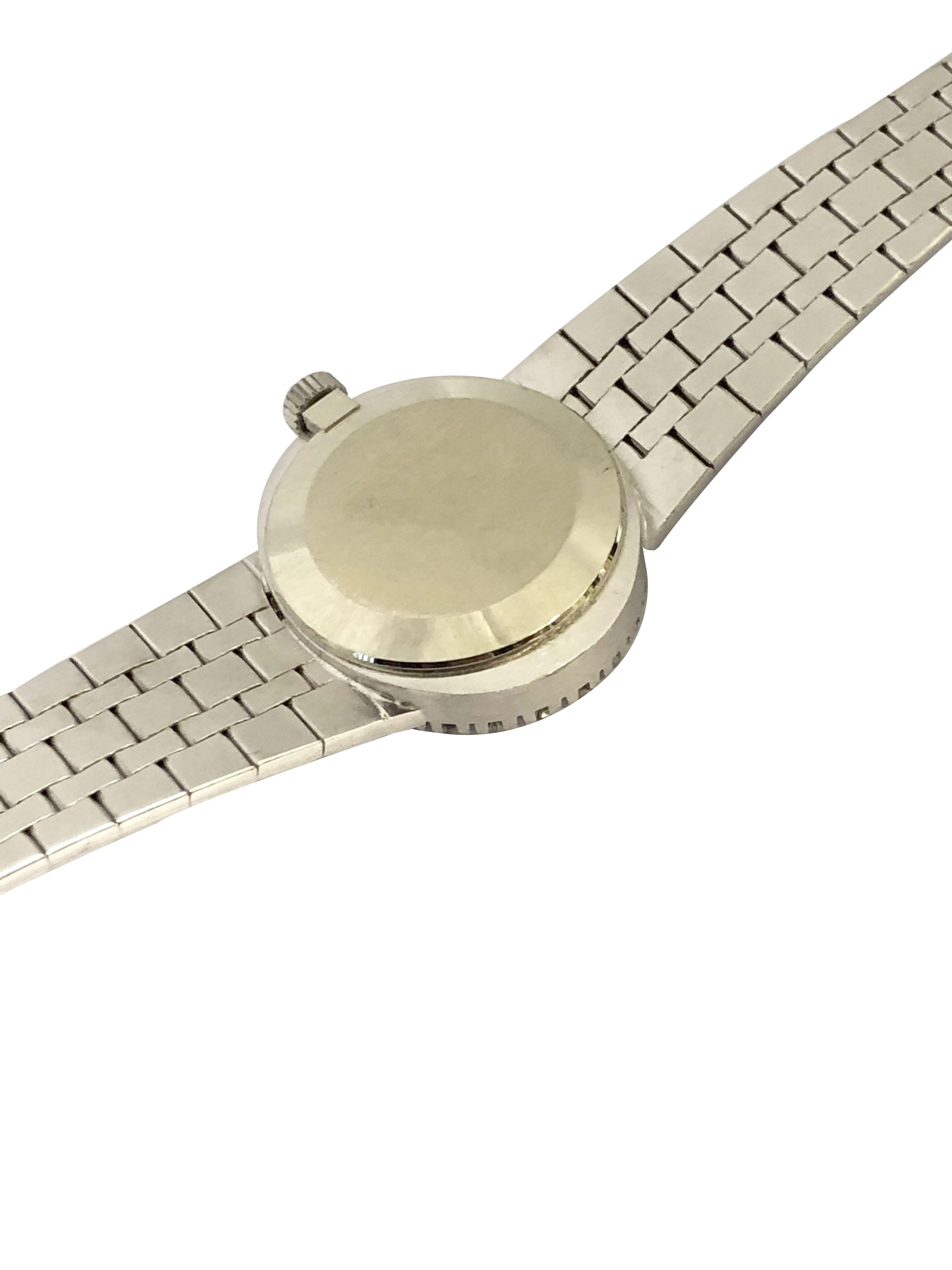 Taille ronde Omega Montre-bracelet mécanique vintage pour femme en or blanc avec cadran en corail et diamants en vente