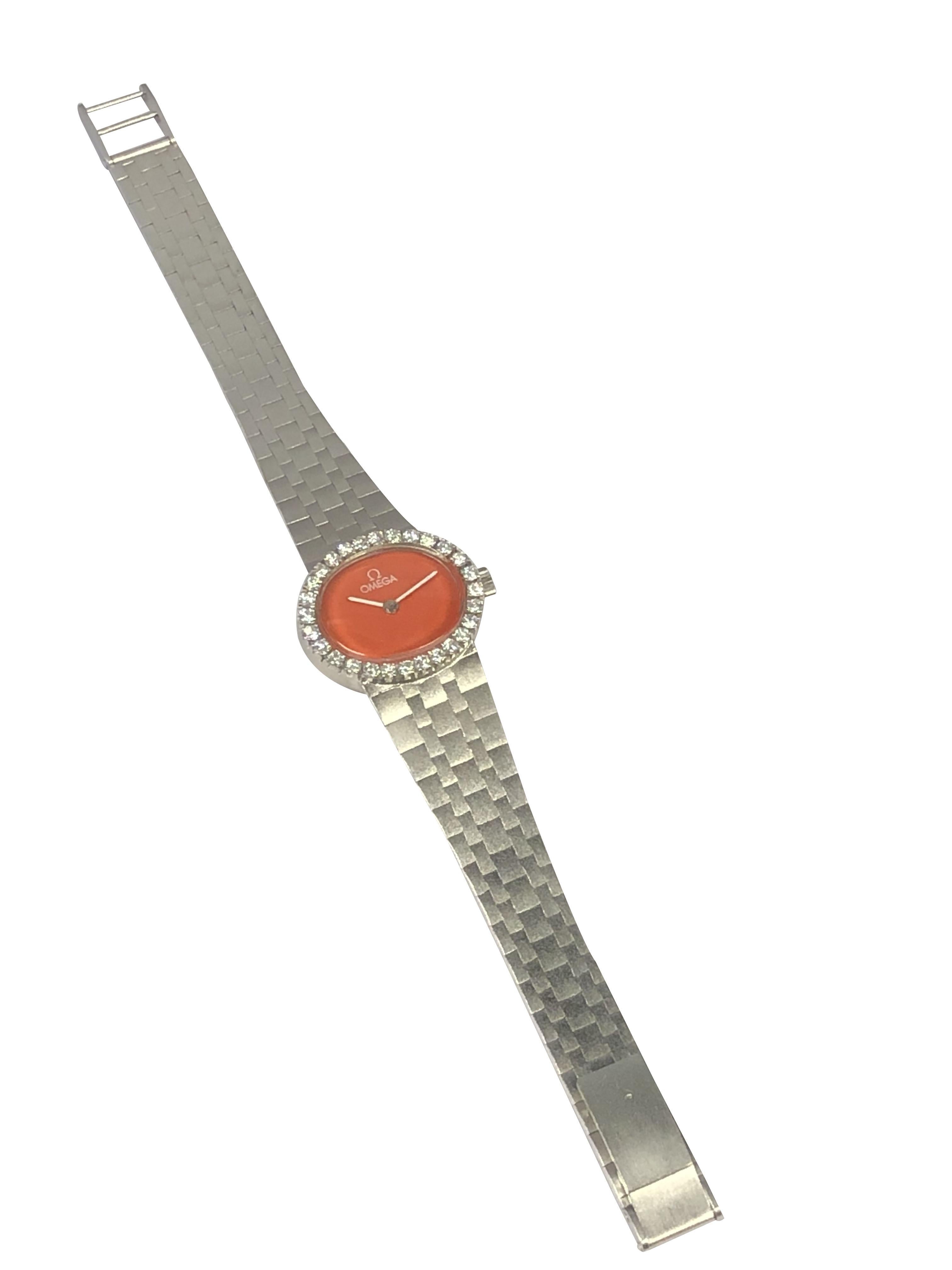 Omega Montre-bracelet mécanique vintage pour femme en or blanc avec cadran en corail et diamants Pour femmes en vente
