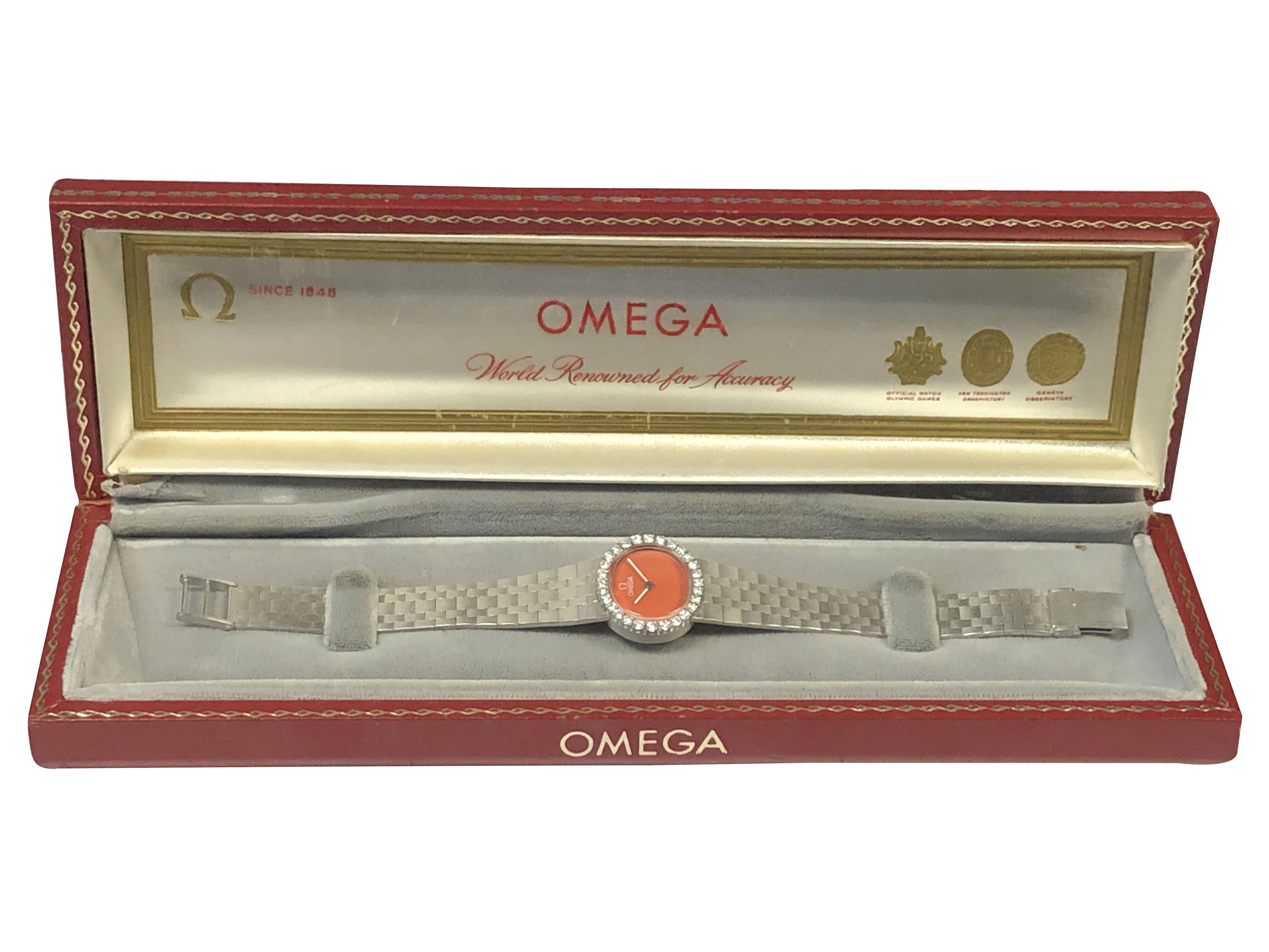 Omega Montre-bracelet mécanique vintage pour femme en or blanc avec cadran en corail et diamants en vente 1
