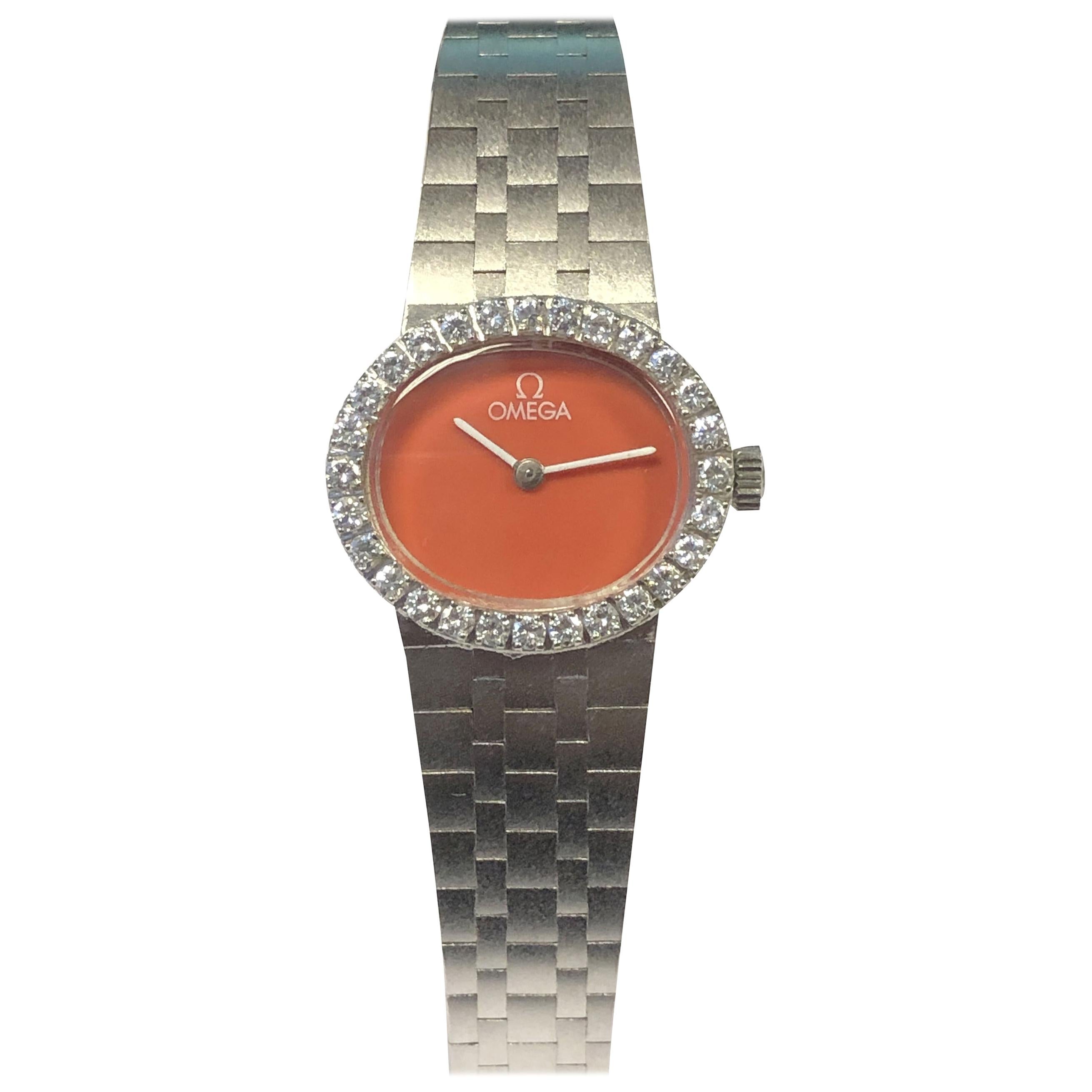 Omega Montre-bracelet mécanique vintage pour femme en or blanc avec cadran en corail et diamants en vente