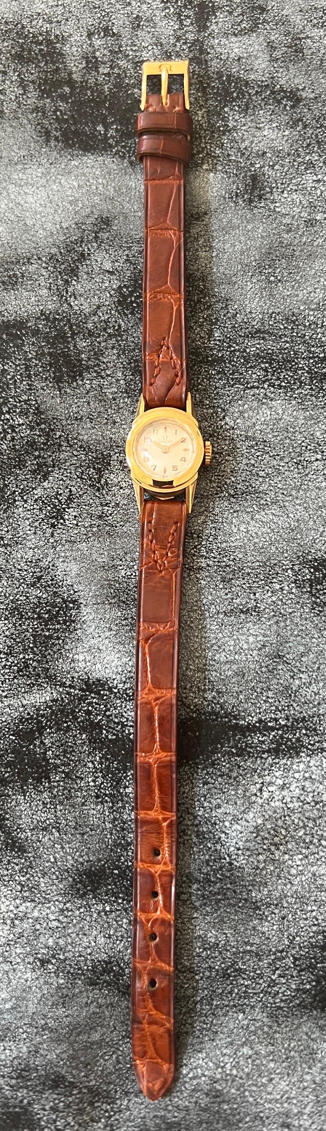 Omega Montre vintage pour femmes avec cadran blanc cassé et boîtier en or jaune 18 carats en vente 3