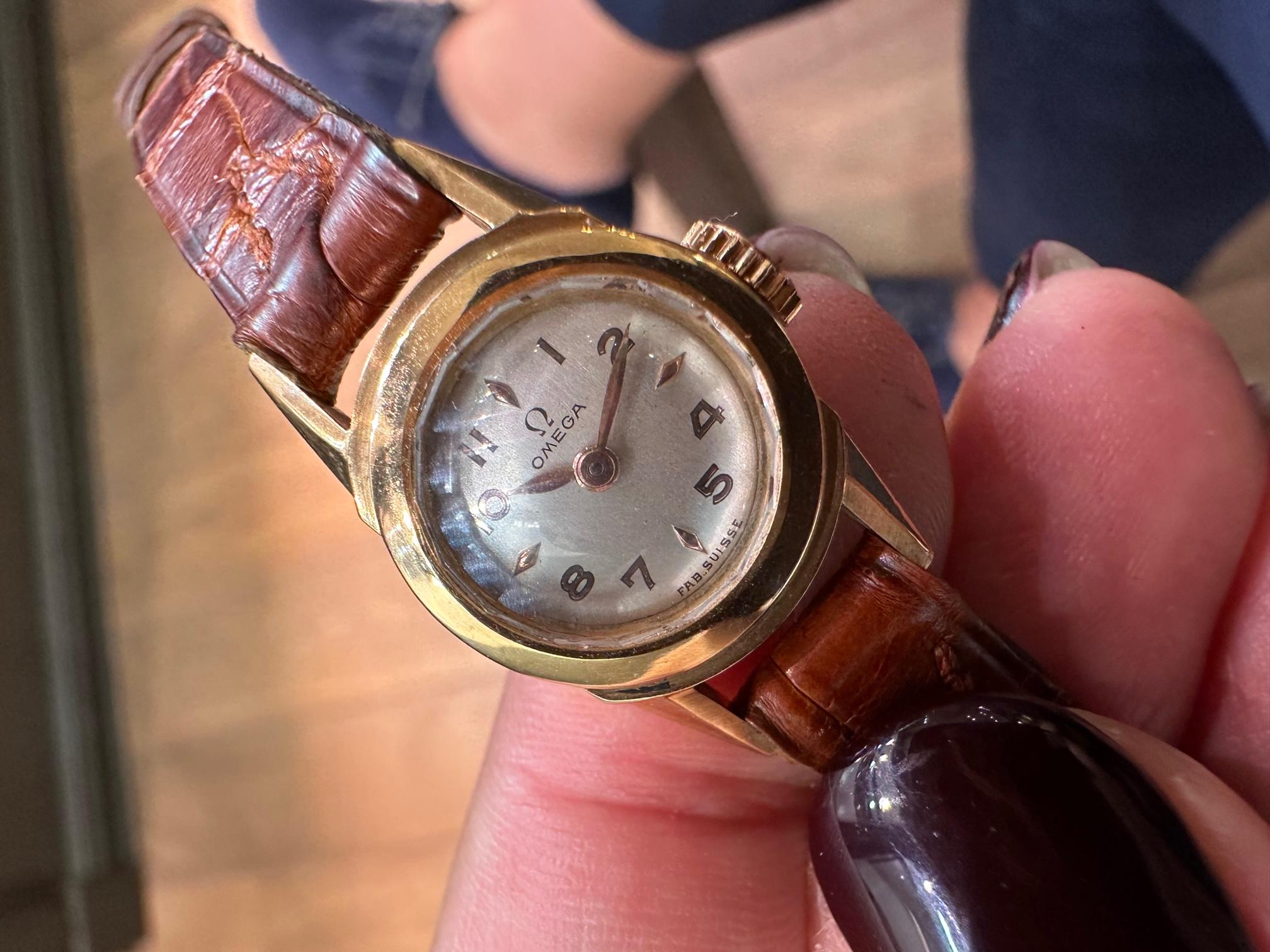 Omega Montre vintage pour femmes avec cadran blanc cassé et boîtier en or jaune 18 carats en vente 7