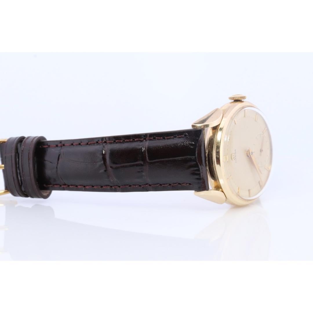 Montre Omega. Montre-bracelet Omega Mechanical 266cal authentique pour hommes Omega 1950s en vente 3
