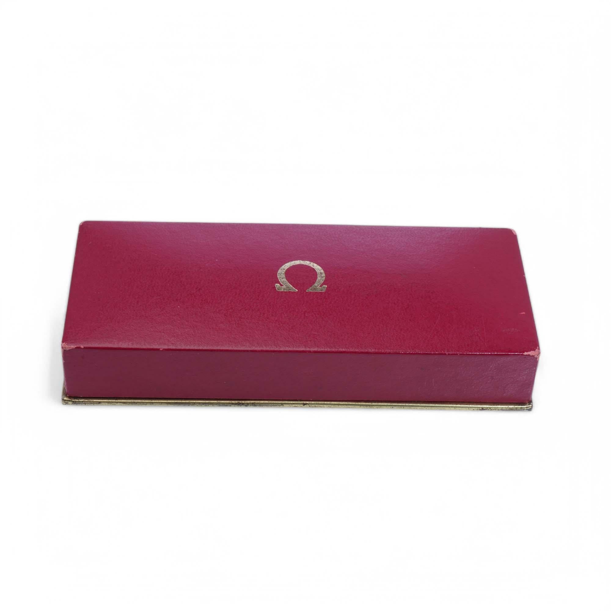 Omega Uhrenbox. 

Zeitraum: Mitte bis Ende des 20. Jahrhunderts
MATERIAL: Außen aus rotem Leder, innen mit cremefarbenem Satin und rotem Samt gefüttert
Zweck: Für die Aufbewahrung und Präsentation von Omega-Uhren oder -Armbändern
Abmessungen: 18 cm