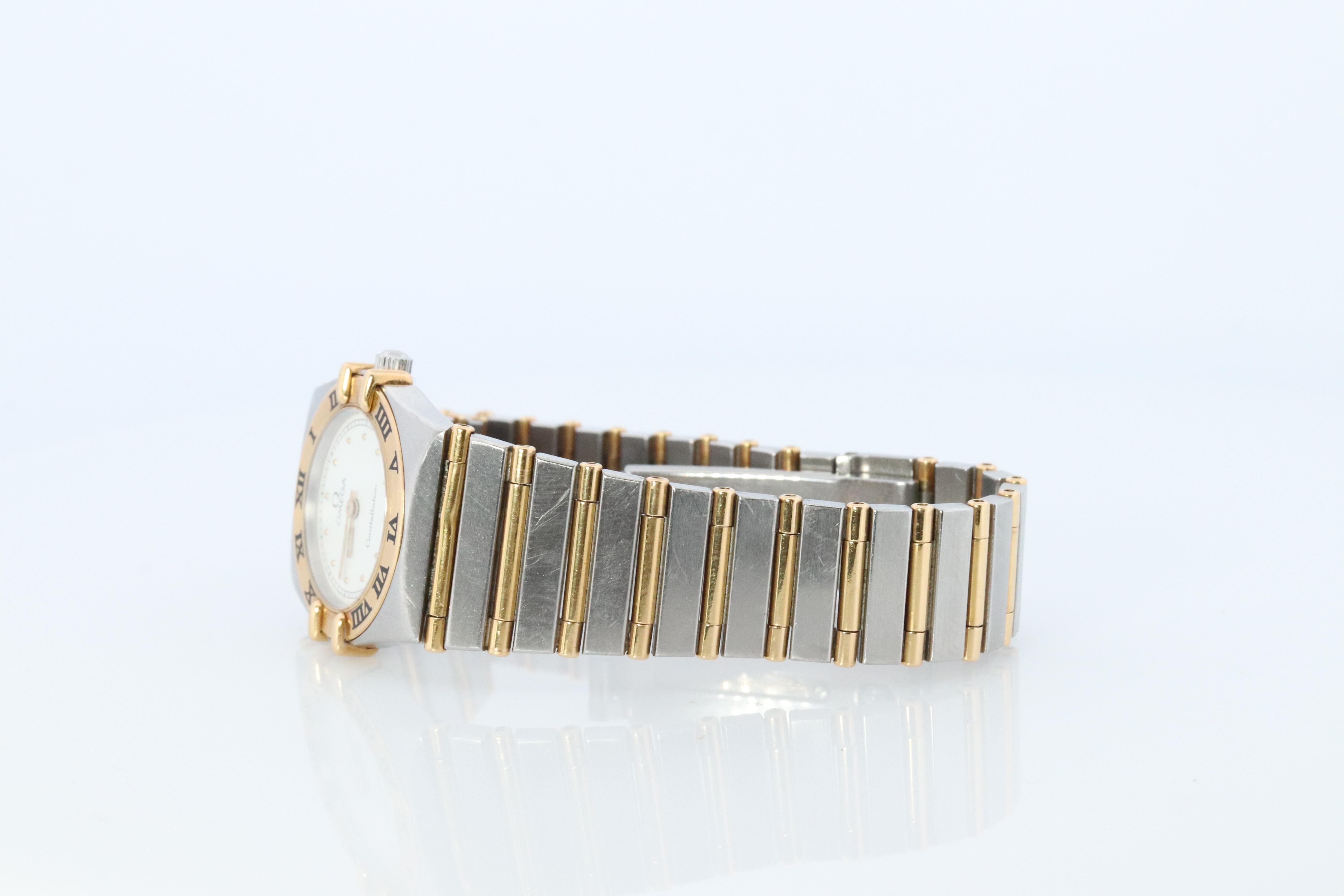 Echte Omega Konstellation 


ref 6104/465

Edelstahl mit 18 Karat gelber Lünette und Vollstäben.

Zustand: Toller Condit für das Alter. Begrenzte Abnutzung. Neue Batterie installiert.


Einzelheiten:
23mm Gehäuse
Neue Batterie