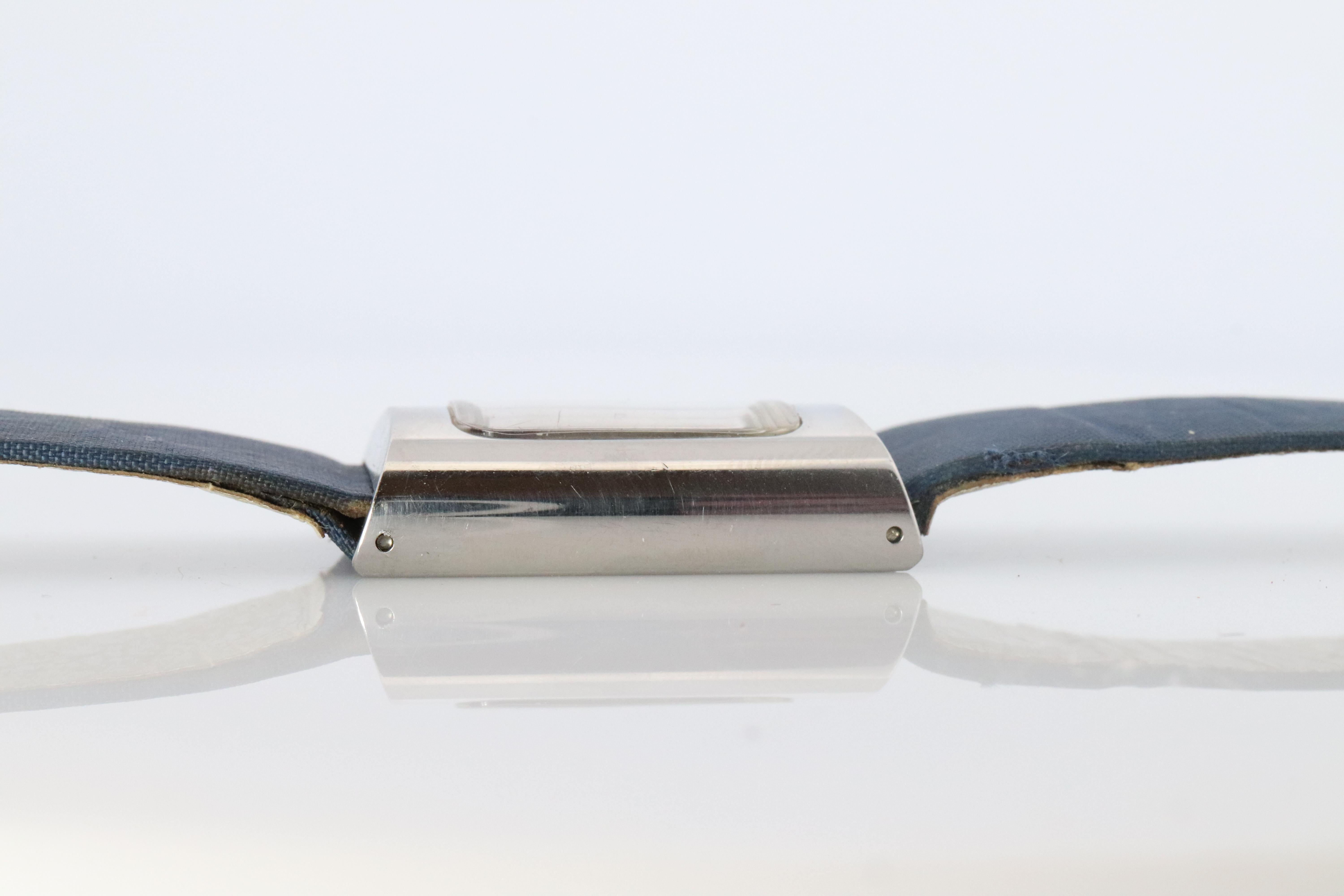 Impresionante pieza de relojería. Reloj de pulsera OMEGA totalmente mecánico.


DeVille 


Caja de acero inoxidable y correa original Omega

Estado: RECIÉN REVISADO. Limpiado y aceitado.


Detalles:
Caja de 18 mm por 25 mm