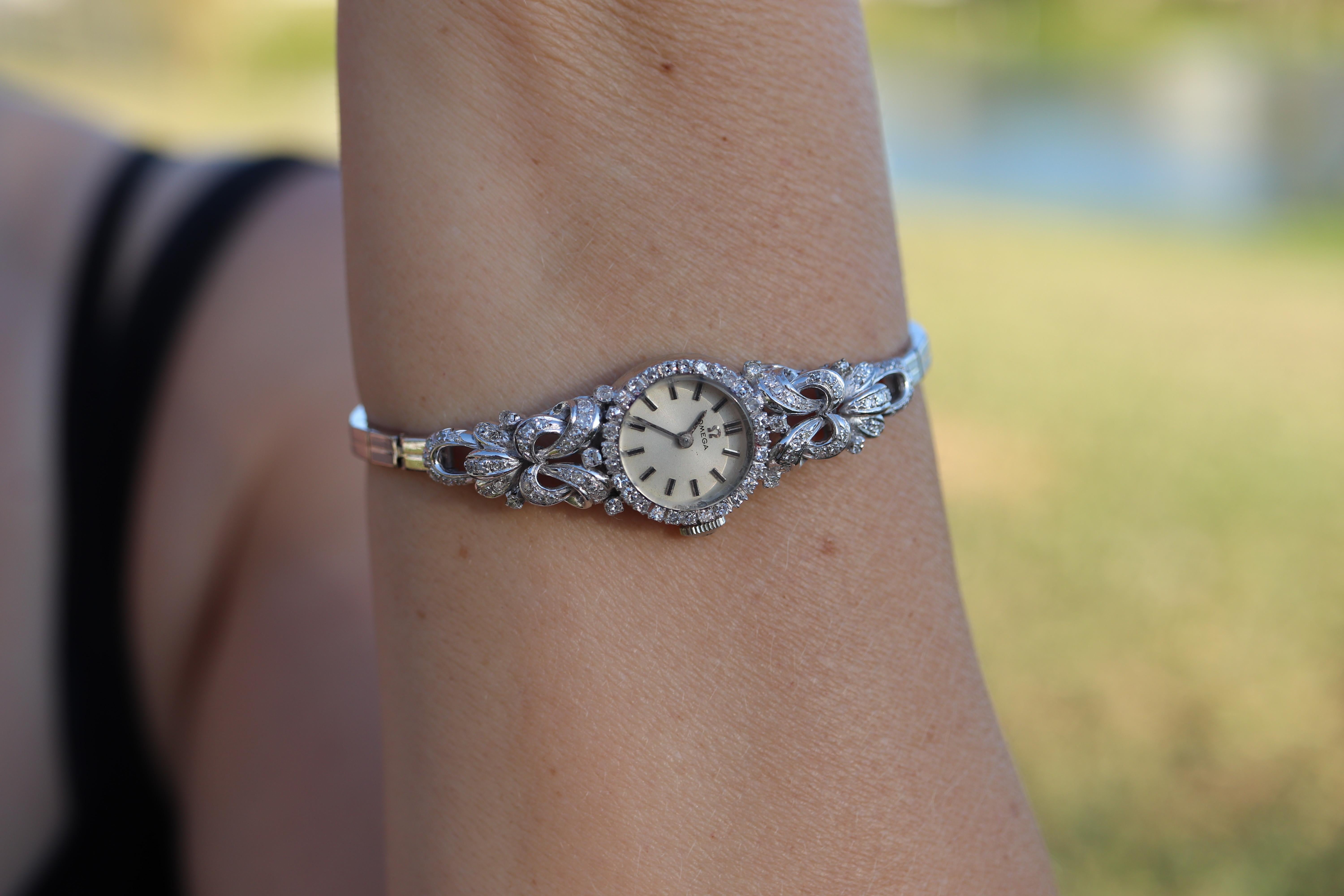 Atemberaubende Uhr. OMEGA vollmechanische Armbanduhr. PT900 aus Platin und Gehäuse aus 18 Karat Weißgold mit mehreren Diamanten. Armband ist auch Platin und 18k Gold

Bedingung: Uhr zieht sich auf und tickt. Muss täglich aufgezogen werden. Wurde