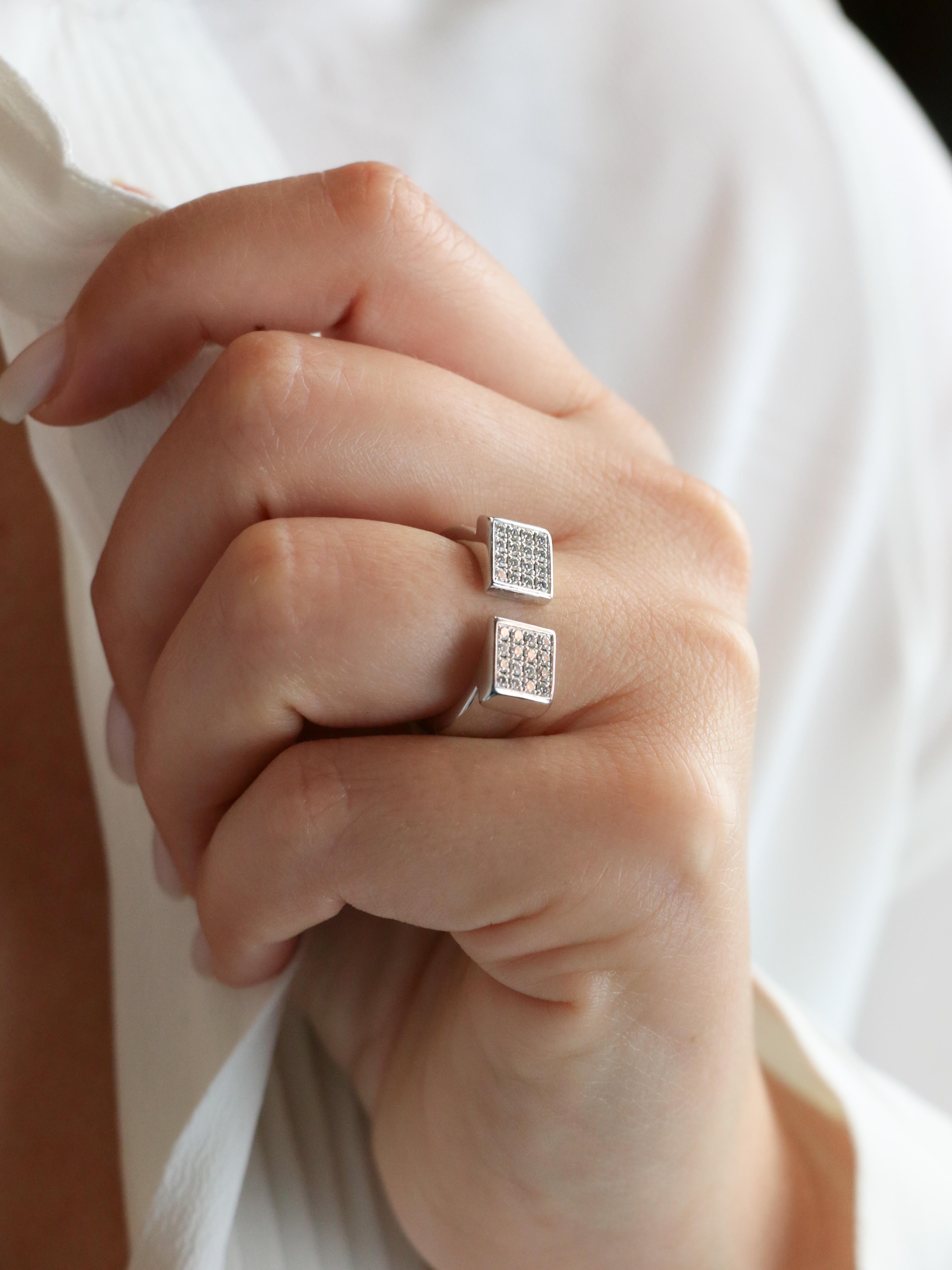Anillo OMEGA de oro blanco y diamantes en venta 4