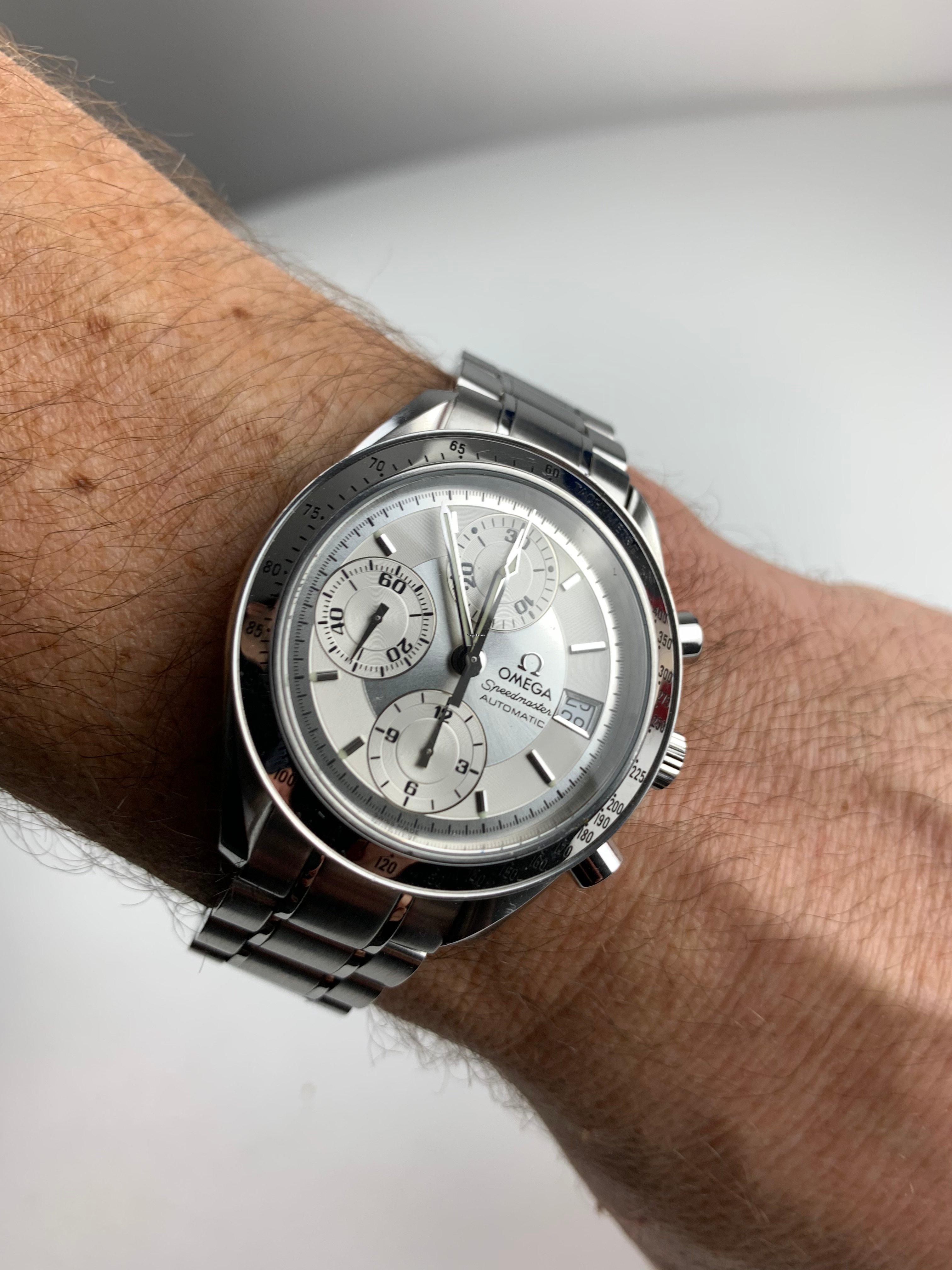 Omega White Speedmaster Herrenuhr 
Modellnummer: 3513.30.00
Uhrwerk`: Automatischer Aufzug mit Datum.
Details der Uhrwerke: Chronograph
Gehäuse: Edelstahl rund wasserdicht Stil Fall
Armbänder: Edelstahl-Omega-Armband mit polierten