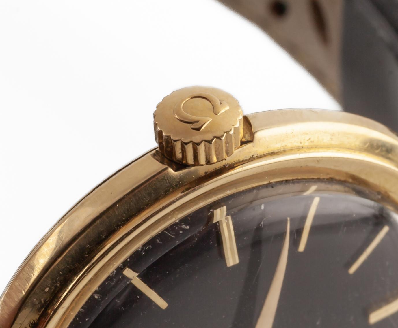 Moderne Omega Montre mécanique pivotante à la main en or 18 carats pour femme Réf. n°442 avec bracelet en cuir en vente
