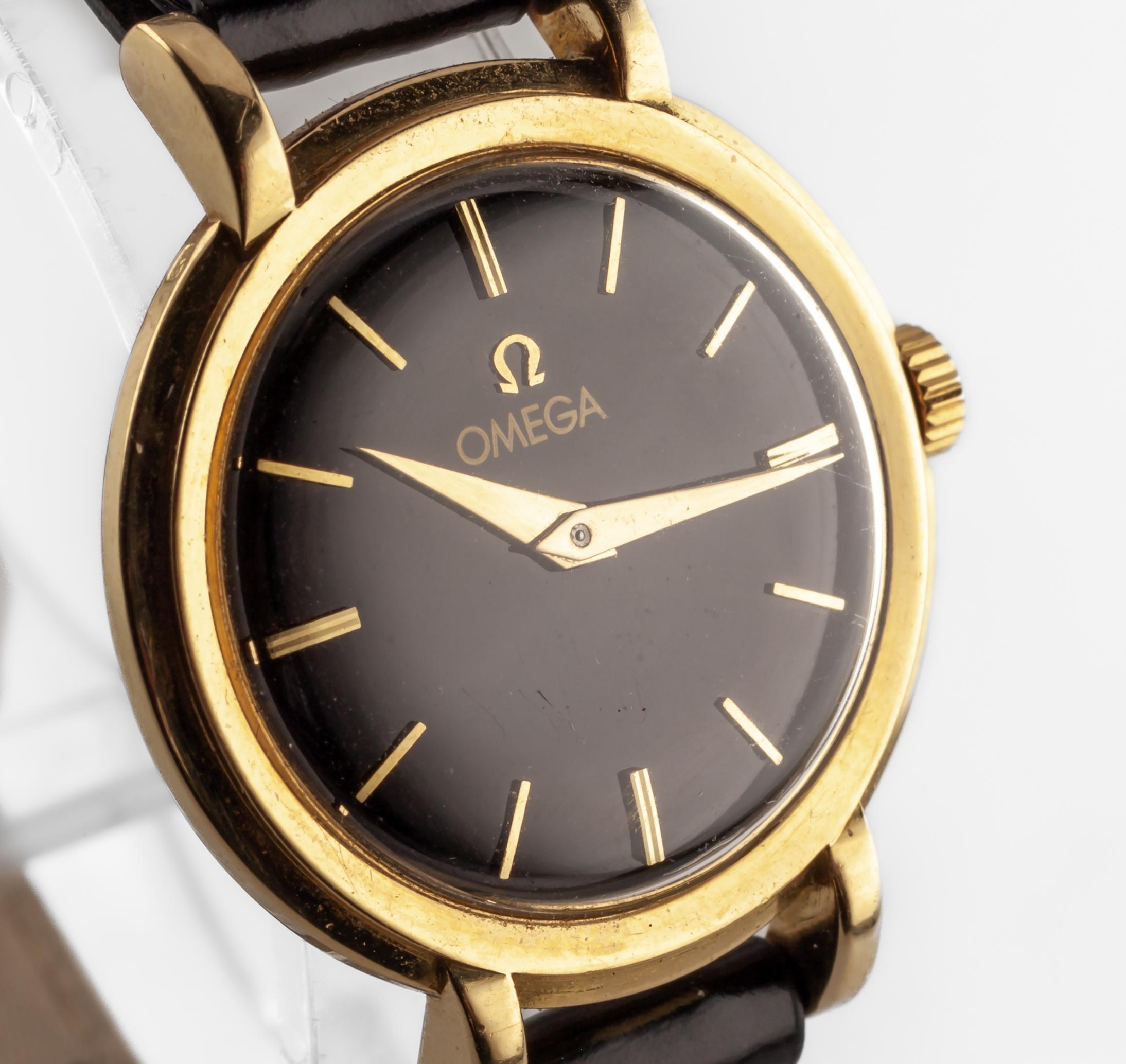 Omega Montre mécanique pivotante à la main en or 18 carats pour femme Réf. n°442 avec bracelet en cuir Pour femmes en vente