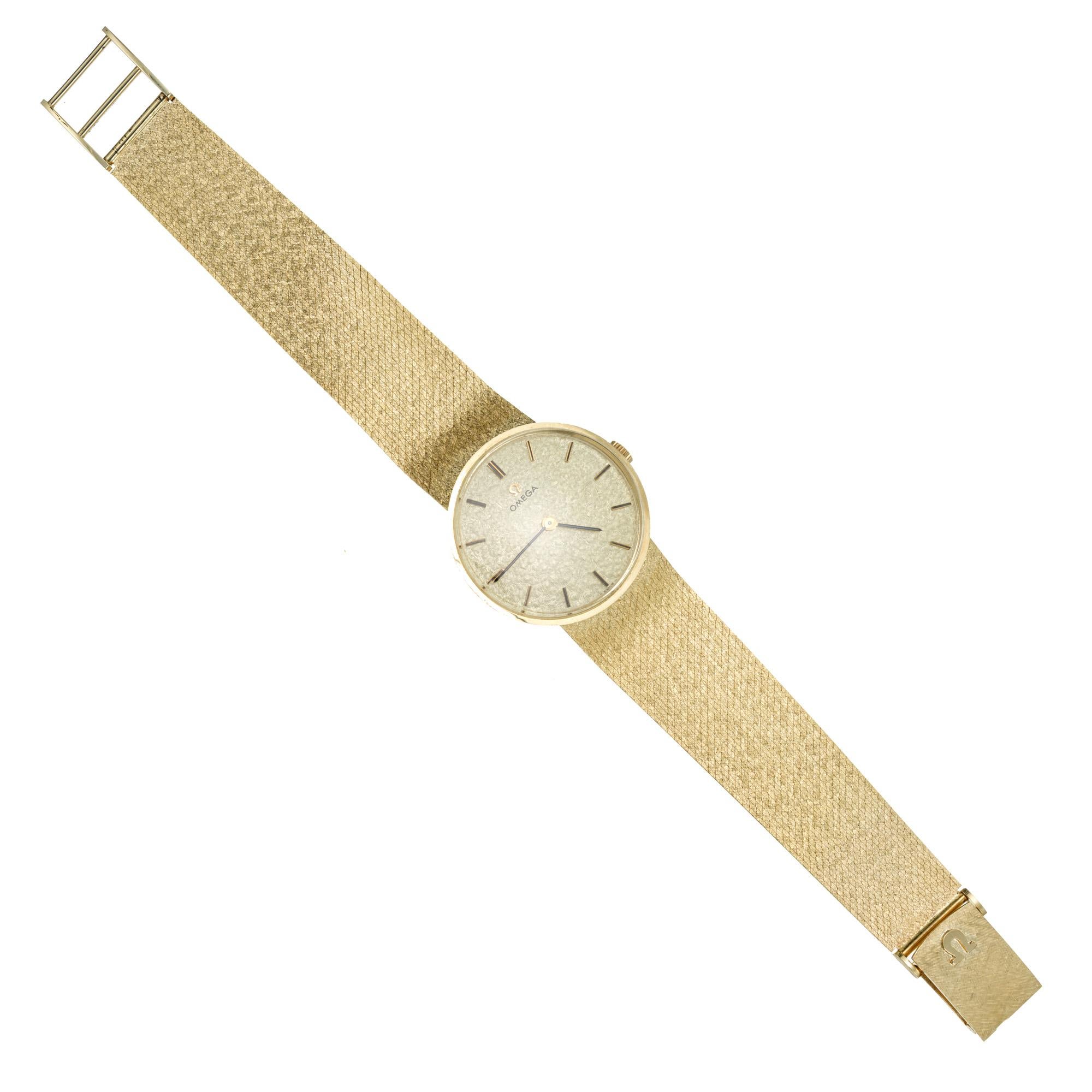 Omega Montre-bracelet unisexe en or jaune 14 carats et maille, style mi-siècle moderne Unisexe en vente