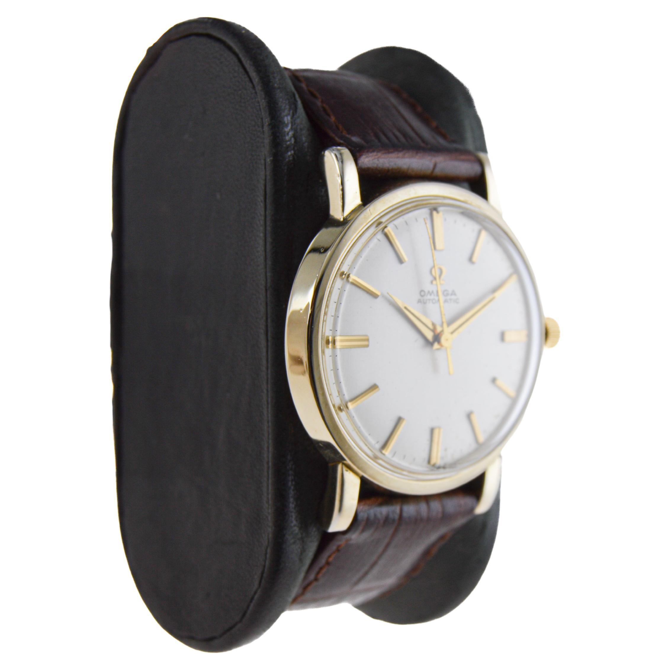 FABRIK / HAUS: Omega Watch company
STIL / REFERENZ: Rund / Kleid Stil
METALL / MATERIAL: Gelbgold gefüllt
CIRCA / JAHR: 1964
ABMESSUNGEN / GRÖSSE: Länge 33mm X Durchmesser 39mm
UHRWERK / KALIBER: Automatikaufzug / 17 Jewels / Kaliber 550
ZIFFERBLATT