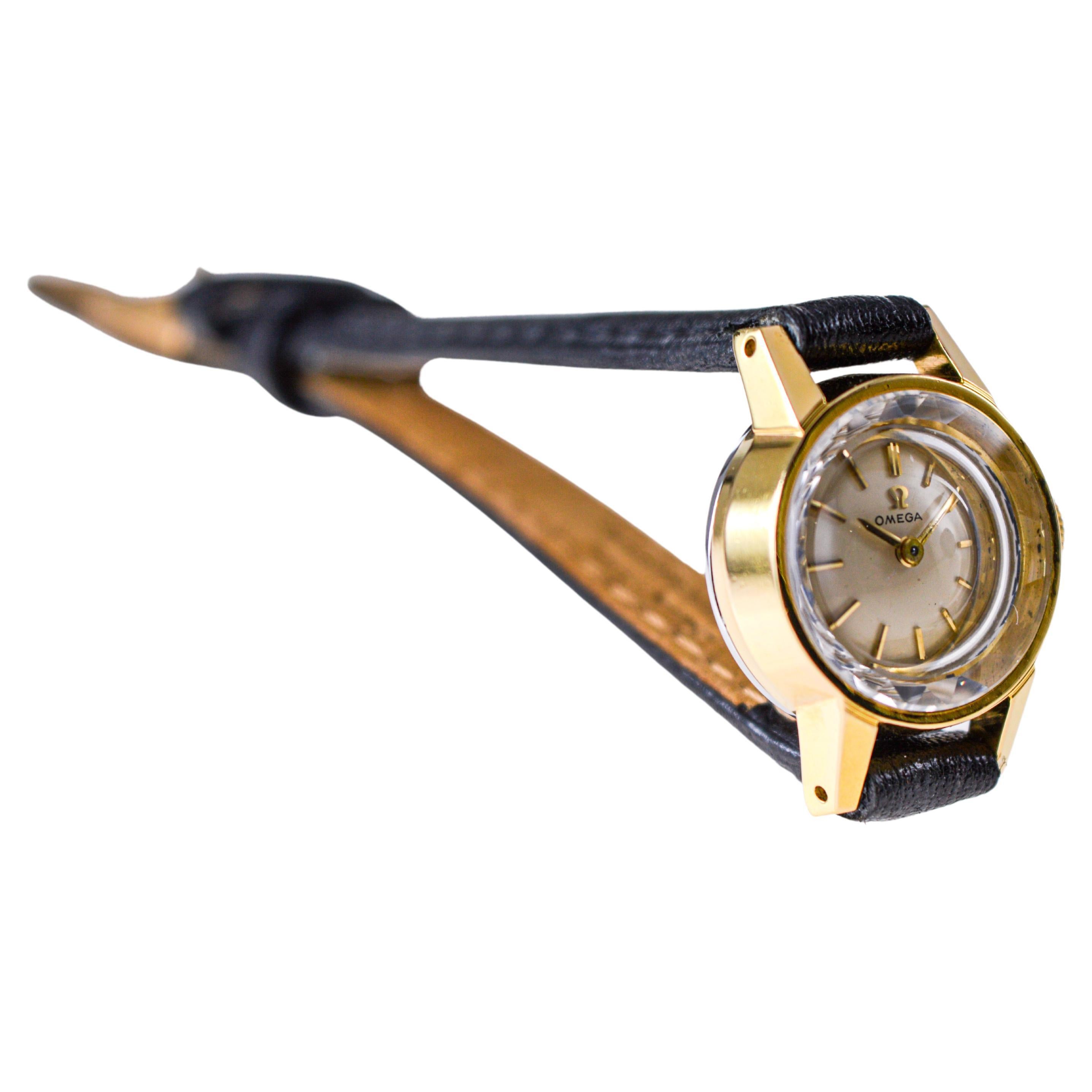 Omega Yellow Gold Filled Mid Century Design Ladies Watch in New Condition (Montre pour dames en or jaune au design du milieu du siècle en état neuf)  5
