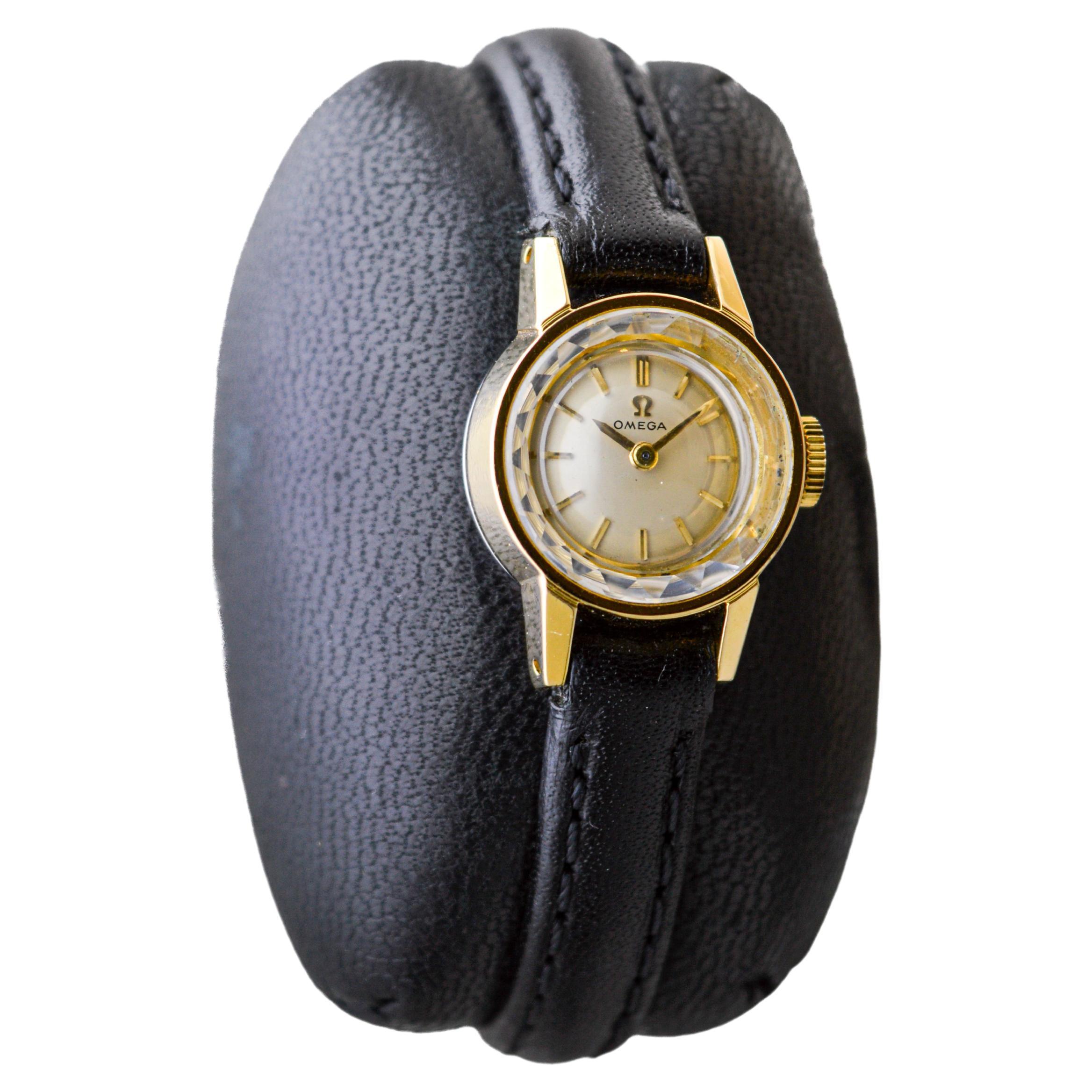  Omega Yellow Gold Filled Mid Century Design Ladies Watch in New Condition (Montre pour dames en or jaune au design du milieu du siècle en état neuf)  Pour femmes 