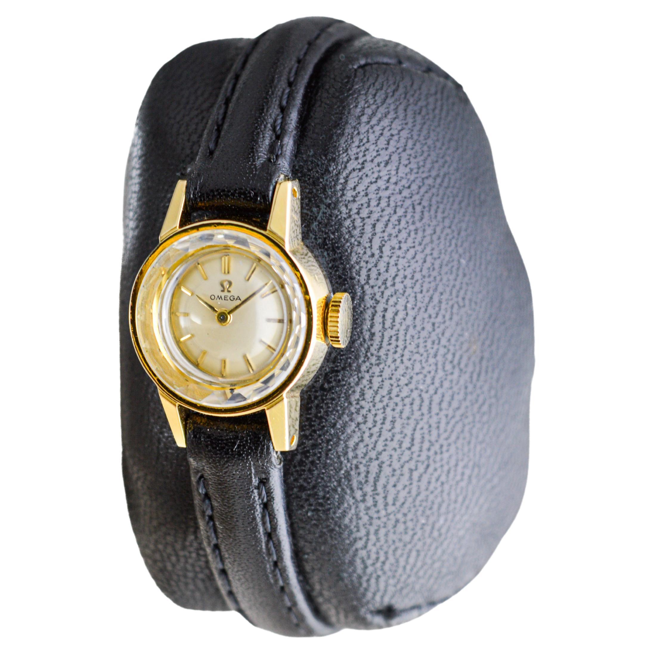 Omega Yellow Gold Filled Mid Century Design Ladies Watch in New Condition (Montre pour dames en or jaune au design du milieu du siècle en état neuf)  1
