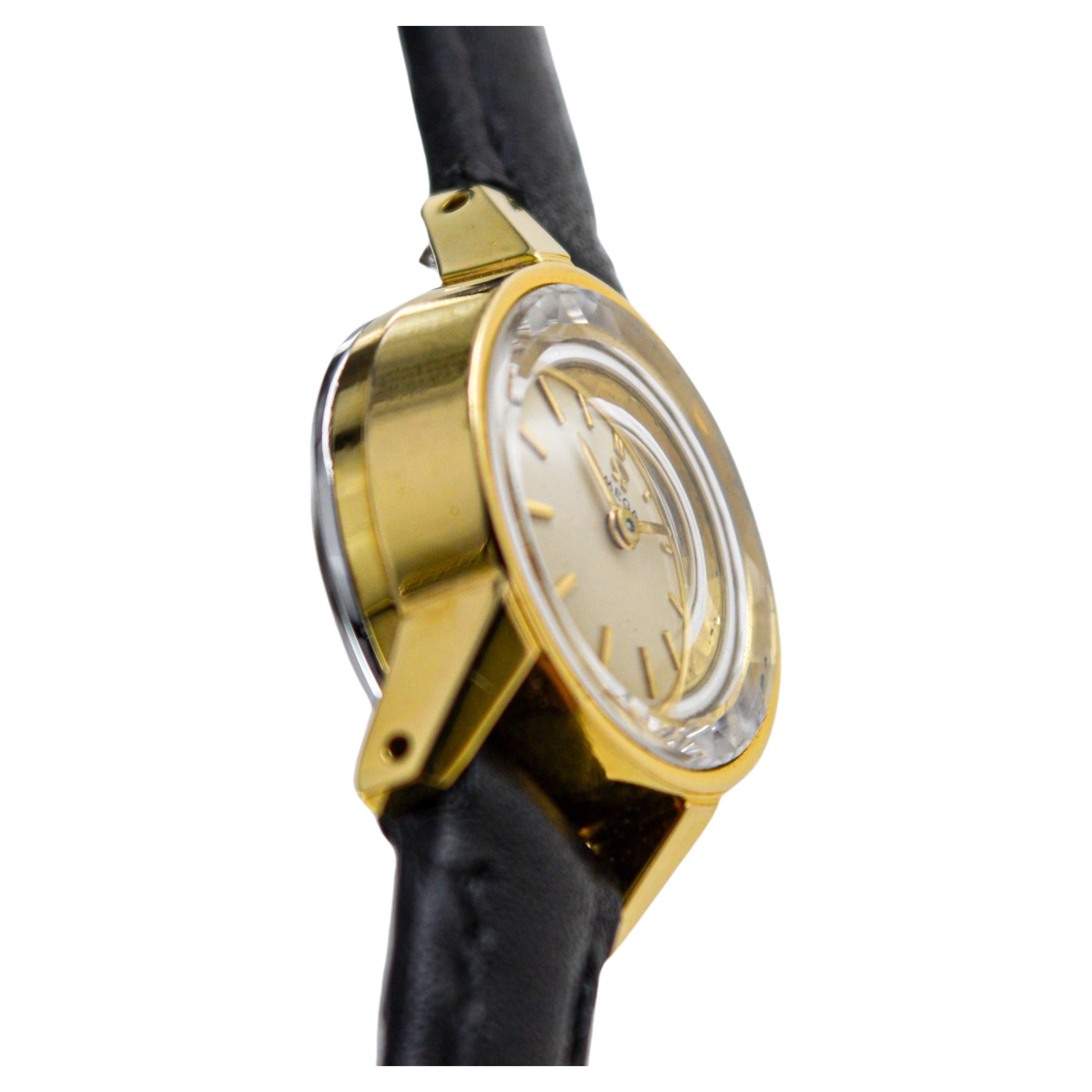 Omega Yellow Gold Filled Mid Century Design Ladies Watch in New Condition (Montre pour dames en or jaune au design du milieu du siècle en état neuf)  4