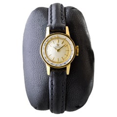 Omega Yellow Gold Filled Mid Century Design Ladies Watch in New Condition (Montre pour dames en or jaune au design du milieu du siècle en état neuf) 