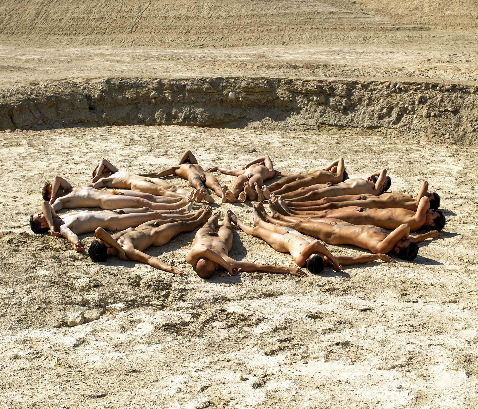 Cercle de nuit Bon Fire (13 hommes totalement nus disposés en cercle dans le désert) - Surréalisme Photograph par Omer Ga'ash