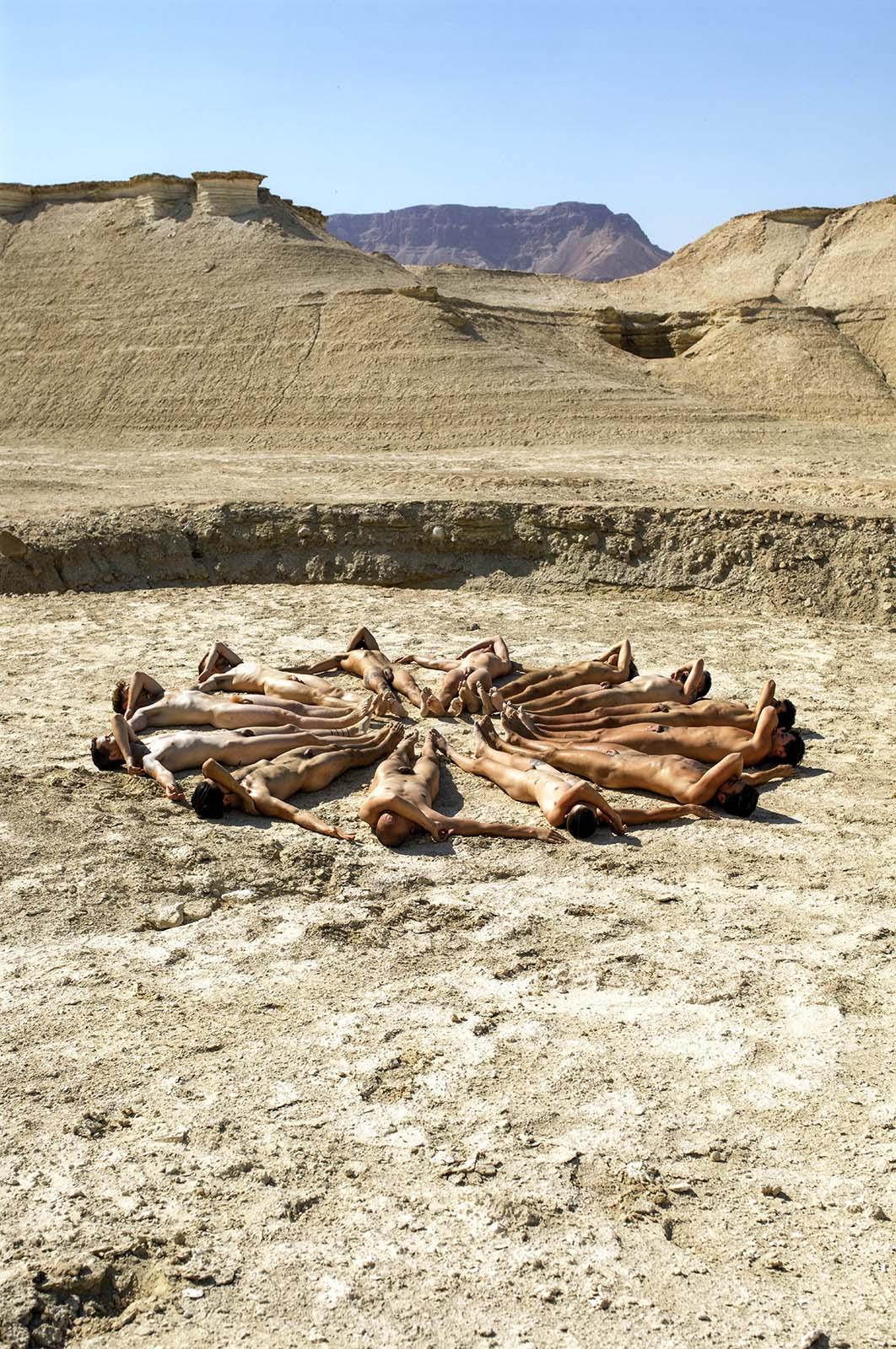 Figurative Photograph Omer Ga'ash - Cercle de nuit Bon Fire (13 hommes totalement nus disposés en cercle dans le désert)