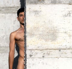 Half Air (Un homme nu semble suspendu dans l'air, à moitié derrière et à moitié visible)