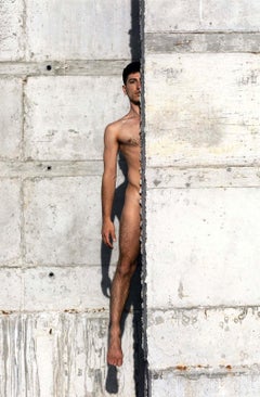 Half Air (Un homme nu semble suspendu dans l'air, à moitié derrière et à moitié visible)
