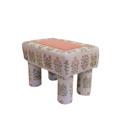 Omera Pouf aus massiver Buche, Spanplatte und HR-Schaumstoff von POPUS EDITIONS