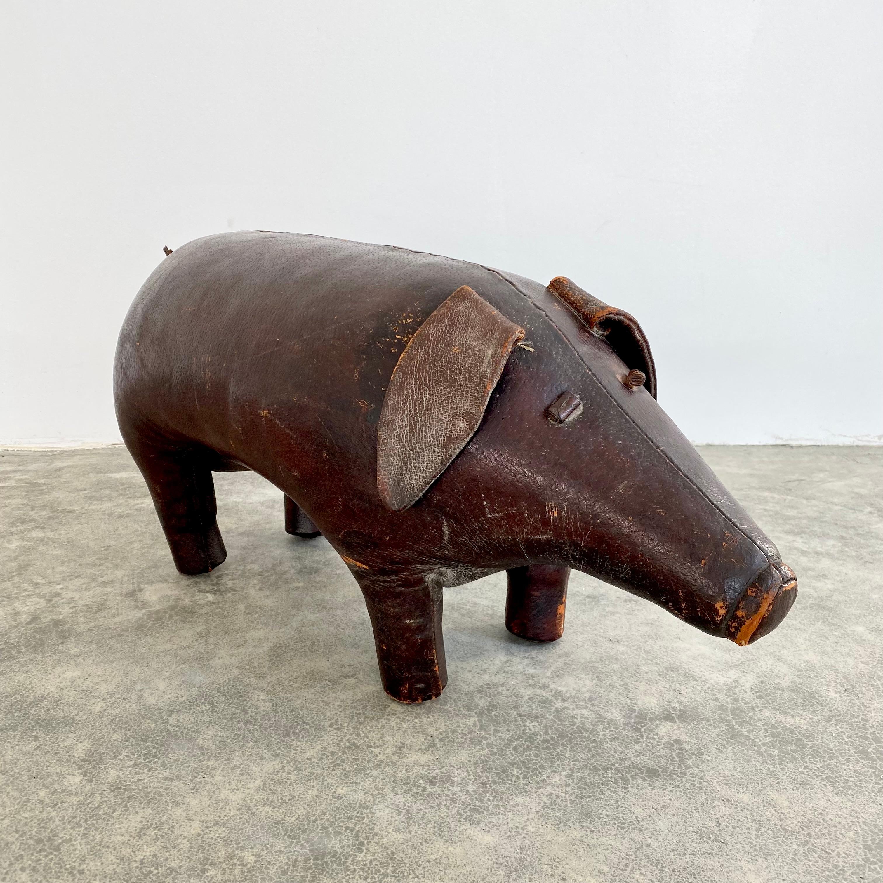 Rare leather pig by Omersa. Heavy, functional stool for an adult. Old model with elongated snout Made in England, Circa 1960s. Beautiful vintage coloring and patina. Wear as shown. Great sculptural seat. 



 