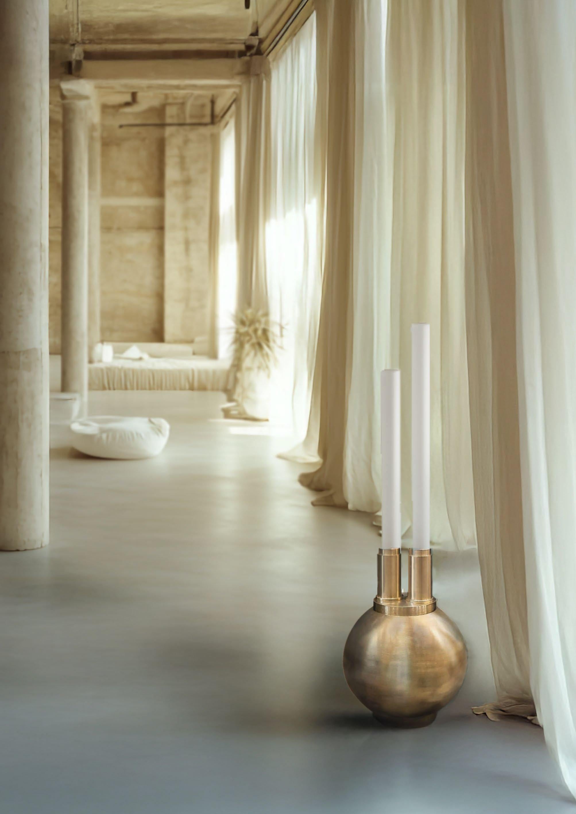Fait main Lampadaire sculptural en laiton brut et verre glacé Omicron de Jan Garncarek en vente