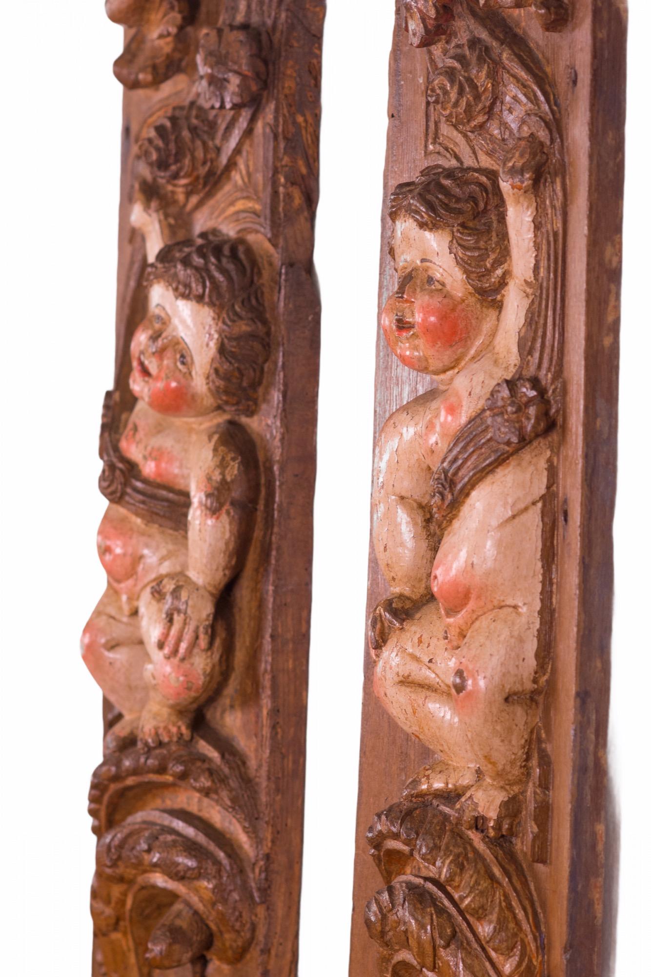 Une paire de panneaux d'autel espagnols du XVIe siècle représentant des chérubins représentant l'omniprésence de Dieu, montés sur un panneau en Lucite avec un double cadre en bois sculpté et fini à la main.