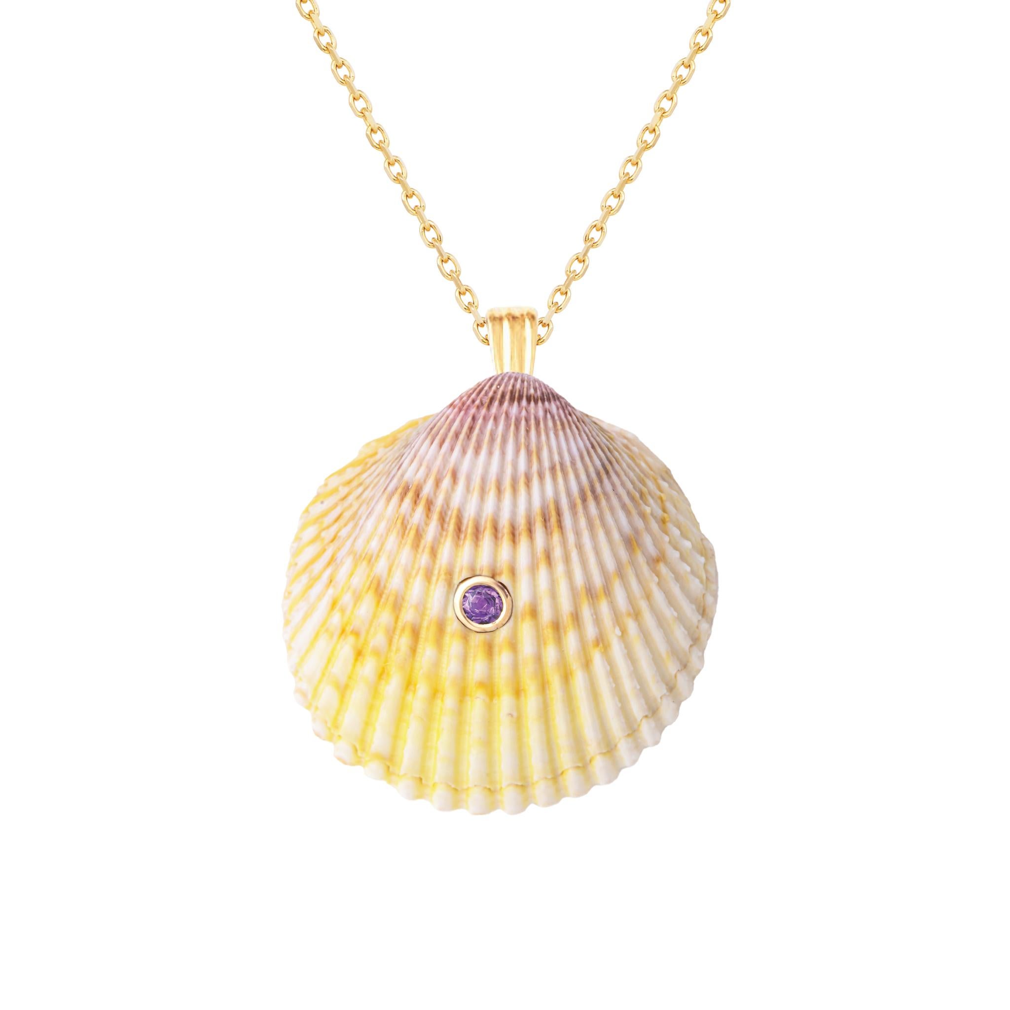 Colgante de concha natural con fornituras de oro macizo de 14k y gema amatista natural. Lleva este colgante solo o en capas con otras cadenas de oro para conseguir un bonito efecto de capas.  

El pedido incluye un colgante de concha, exactamente