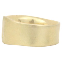 Omphaloskepsis-Bandring aus 18-karätigem Gelbgold von Alice Son