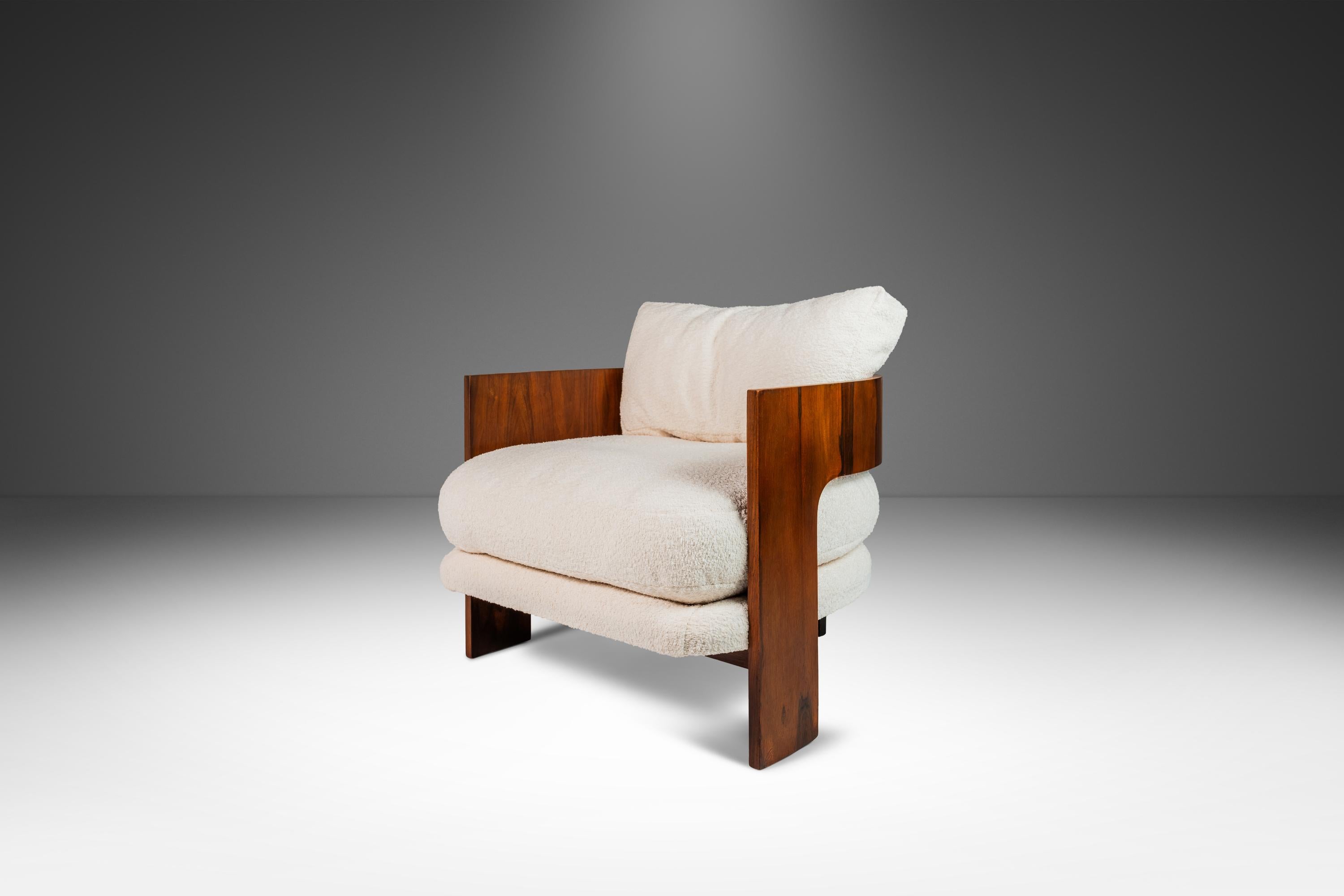 Introducing the epitome of mid-century modern sophistication – the Milo Baughman Lounge Chair Model ON-3, lovingly restored and reupholstered in sumptuous White Boucle fabric, exclusively for Thayer Coggin. This Brazilian Rosewood beauty stands as a