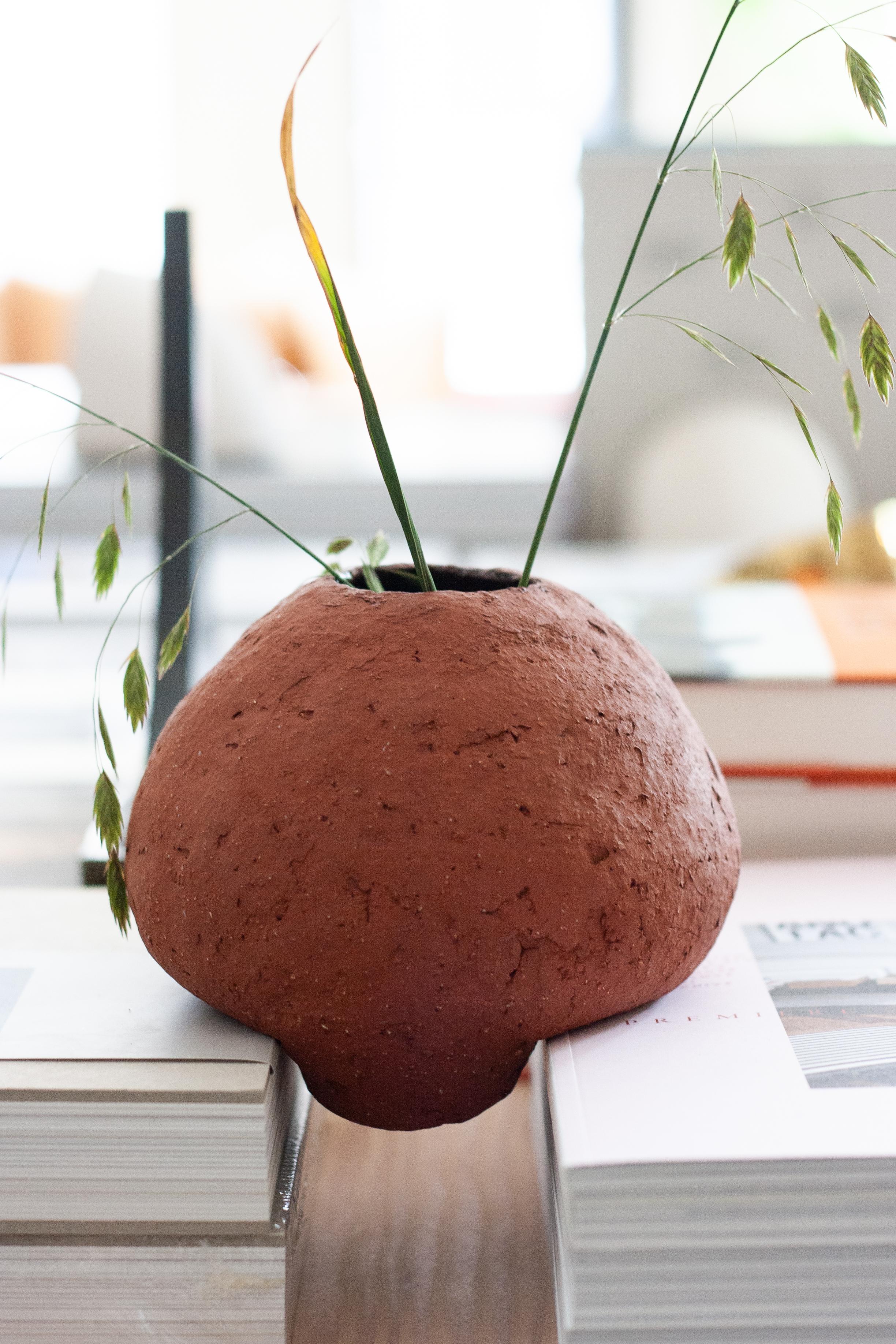 On And Between The Pedestals Decorative Ceramic Vase by Lillian Tørlen In New Condition For Sale In Geneve, CH