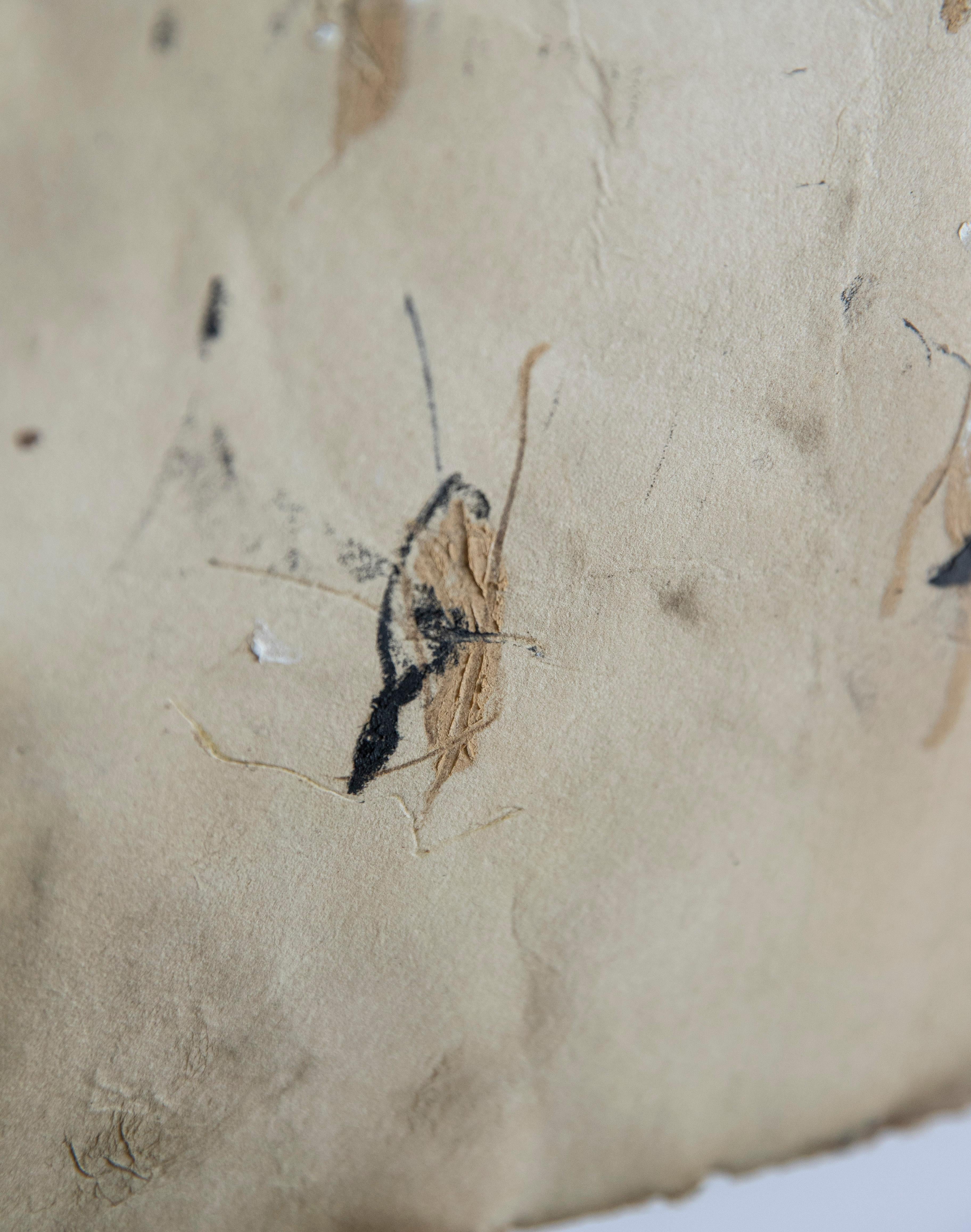 Hält die Menschen zusammen. Abstraktes Gemälde in Mischtechnik auf Awagami  Papier (Beige), Abstract Painting, von On Hansen