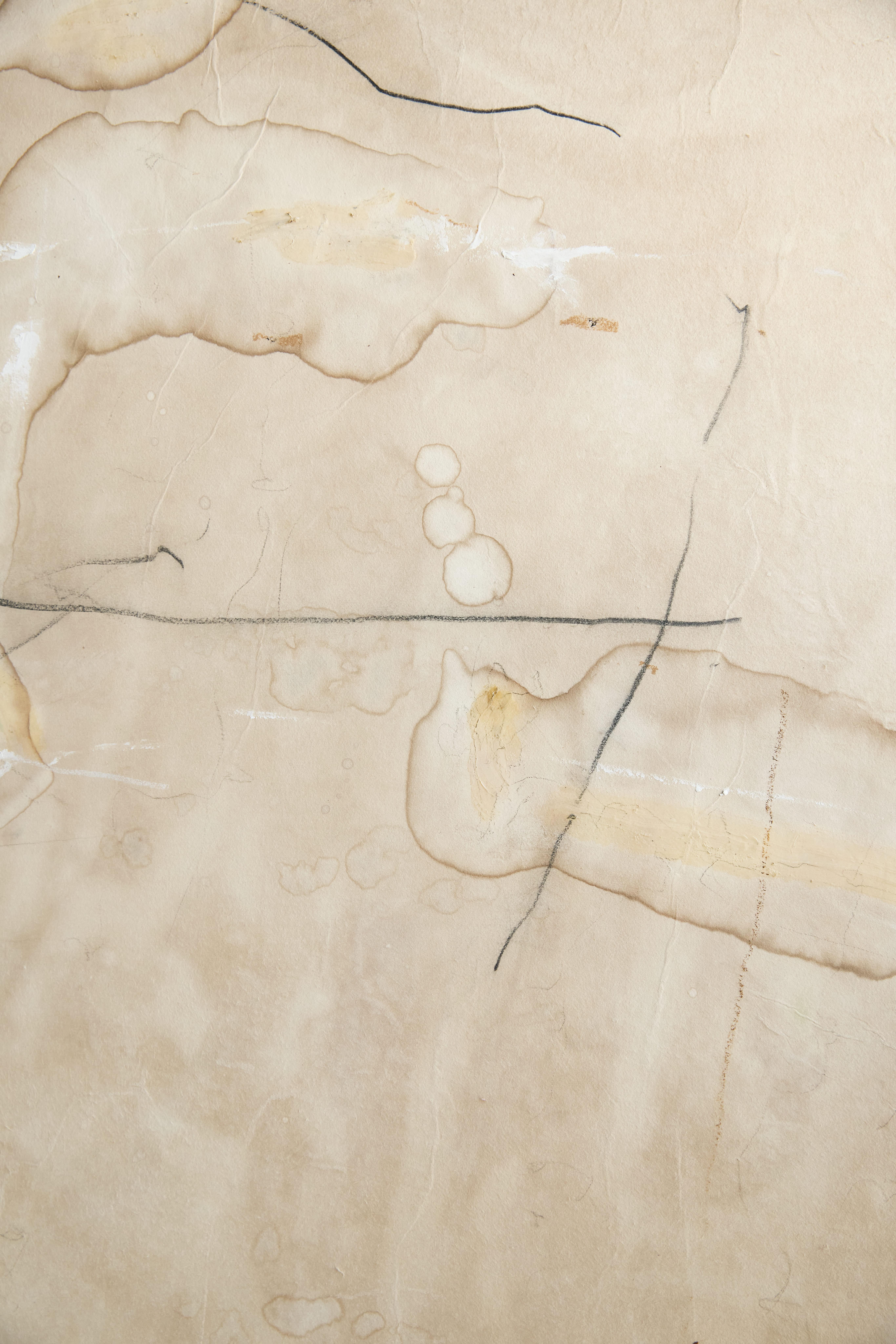 Auf Hansen Abstrakte Mischtechnik in Erdtönen mit gestischen Markierungen, 2025 – Painting von On Hansen