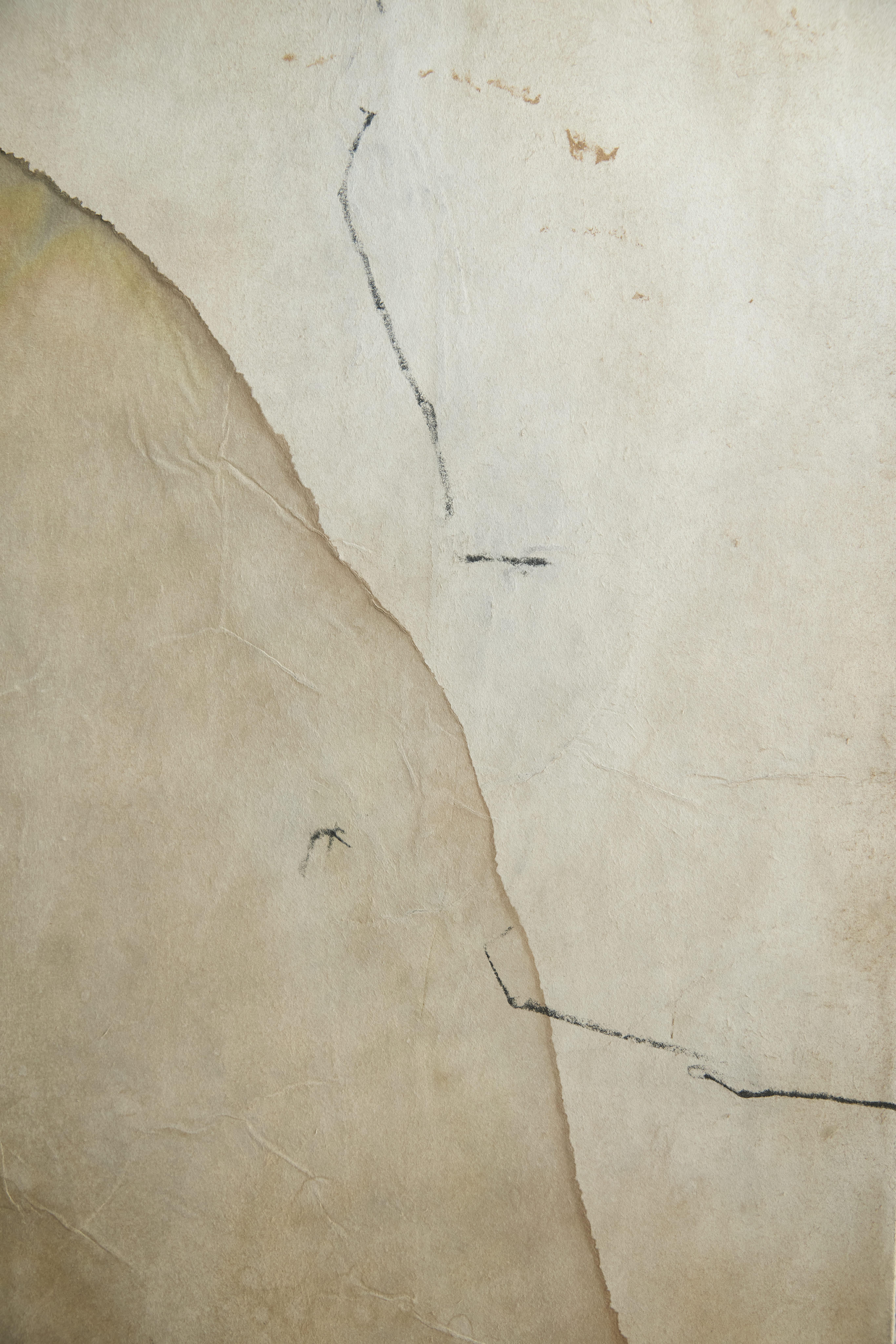 Auf Hansen Abstrakte Mischtechnik Malerei in Erdtönen mit gestischen Zeichen 2025 (Braun), Abstract Painting, von On Hansen