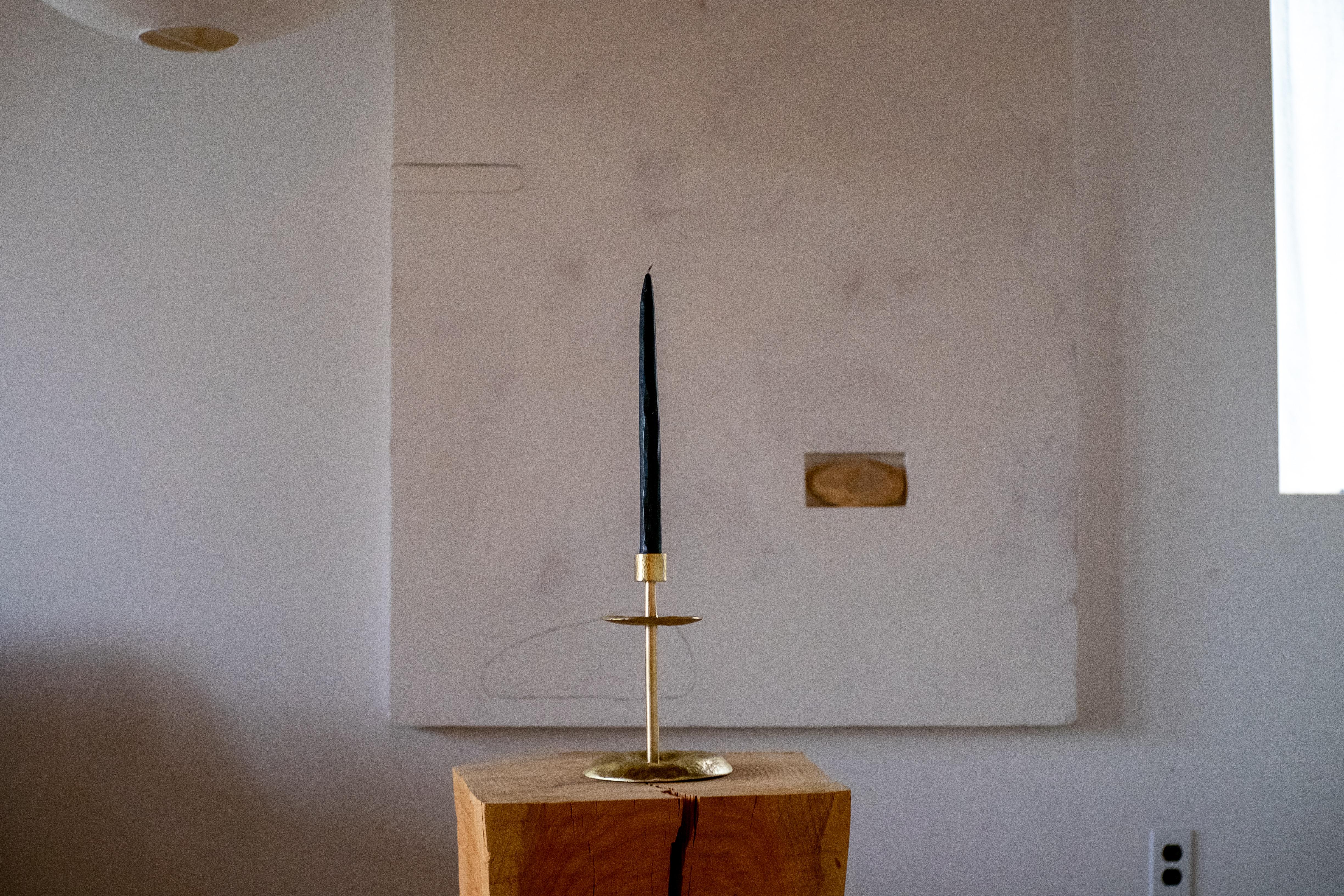 Chaque chandelier On High est conçu pour maintenir la lumière en haut, tout en diffusant une douce lueur en bas. La texture et les formes martelées jouent avec les ombres et le scintillement de la bougie.

Chacun d'entre eux est unique. Découpé à la