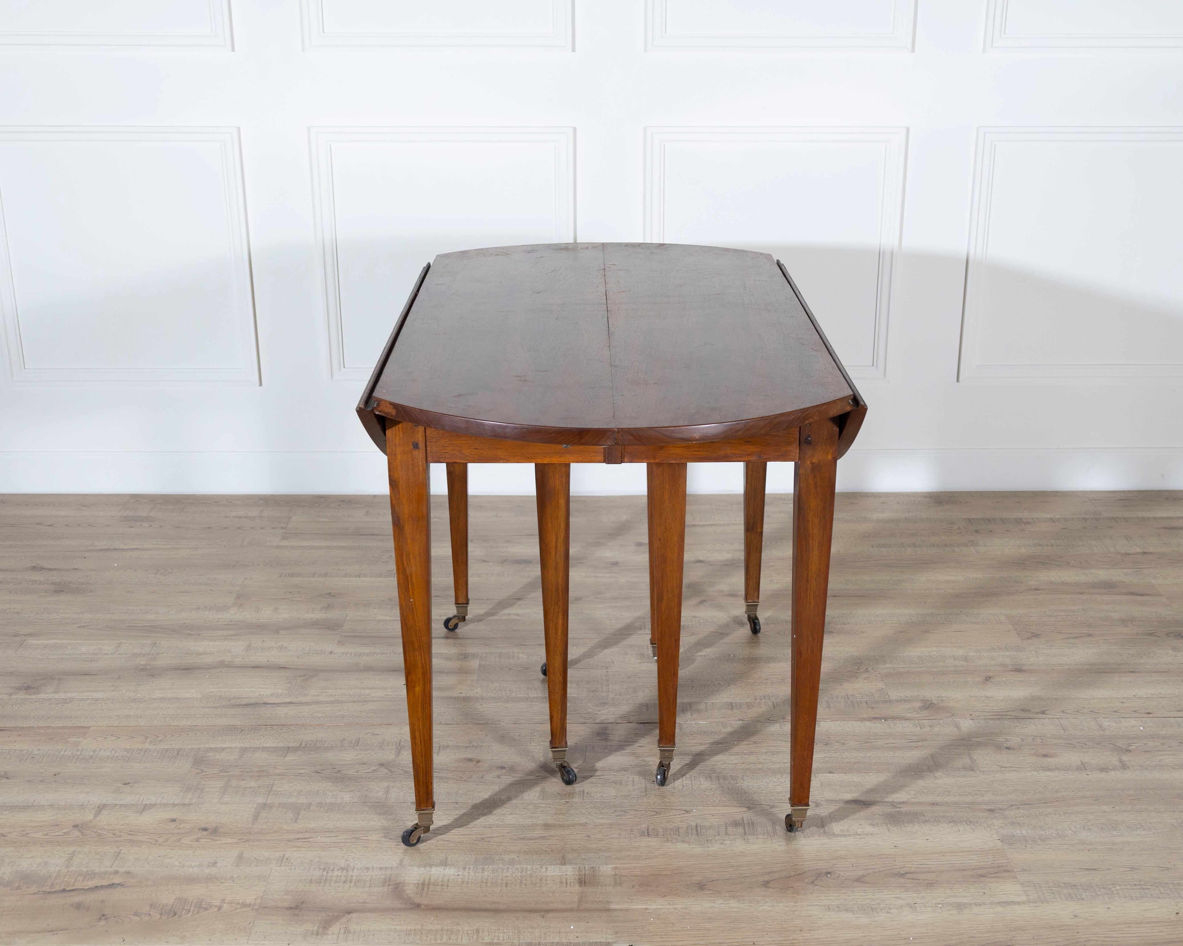 On Hold: Early 20th Century French Restoration-Style Solid Walnut Extension Dini In Good Condition For Sale In Atlanta, GA