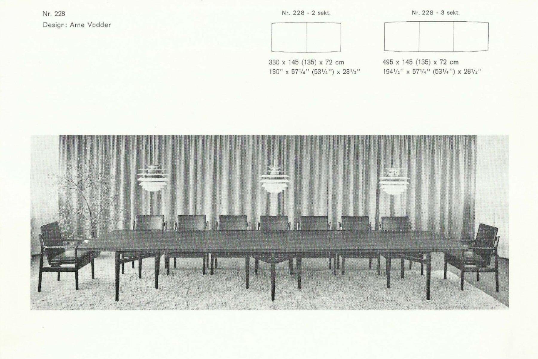 Origine: Danimarca
Designer: Arne Vodder
Produttore: Sibast Møbler
Epoca: anni '60
Materiali: Palissandro, Pelle
Misure: 27