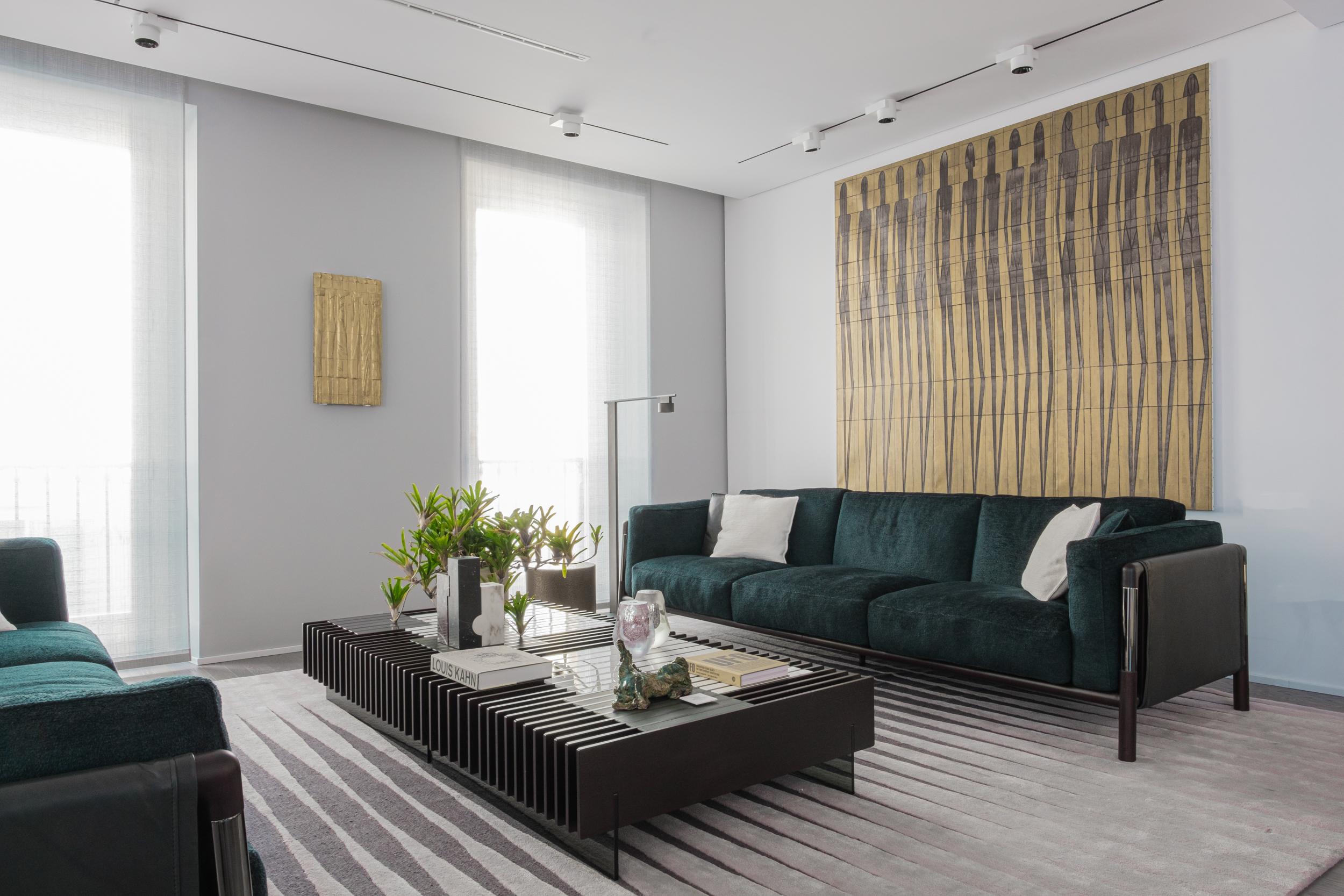 Lampada da terra con la struttura in metallo galvanizzato e verniciato con rifiniture manuali. È dotata di riflettore
orientabile con fonte luminosa a LED e interruttore touch capacitivo, con funzione on-off.