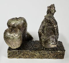 On the Deck, nach dem Abendessen mit Mutter – Bronze-Stillleben, Vogel und Äpfel auf Sockel