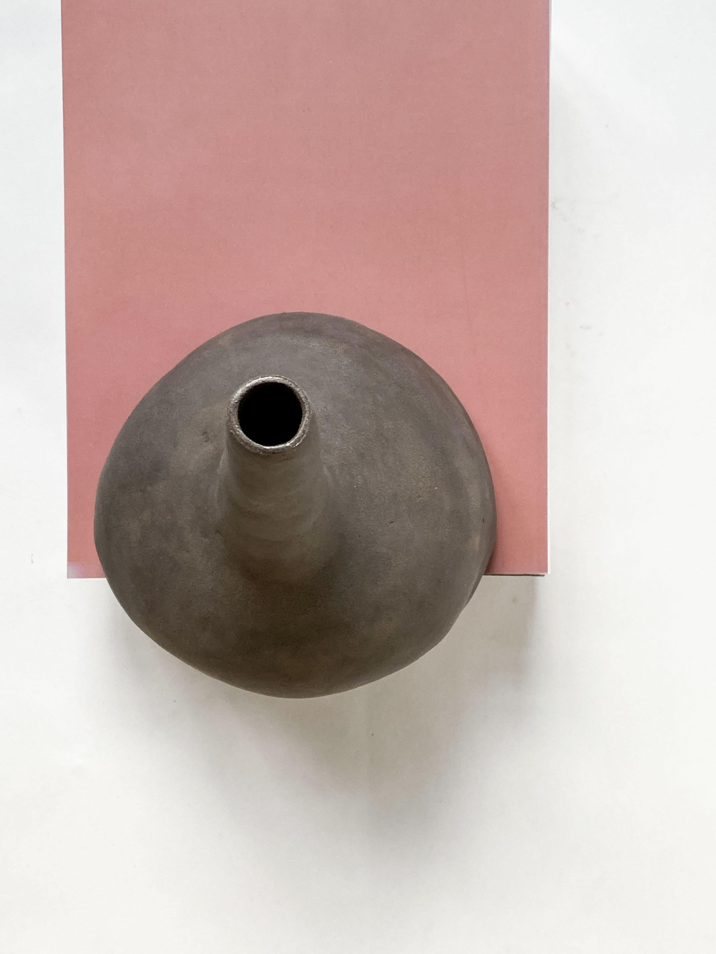 Dekorative Keramikvase On The Edge By The Window von Lillian Tørlen (Moderne) im Angebot