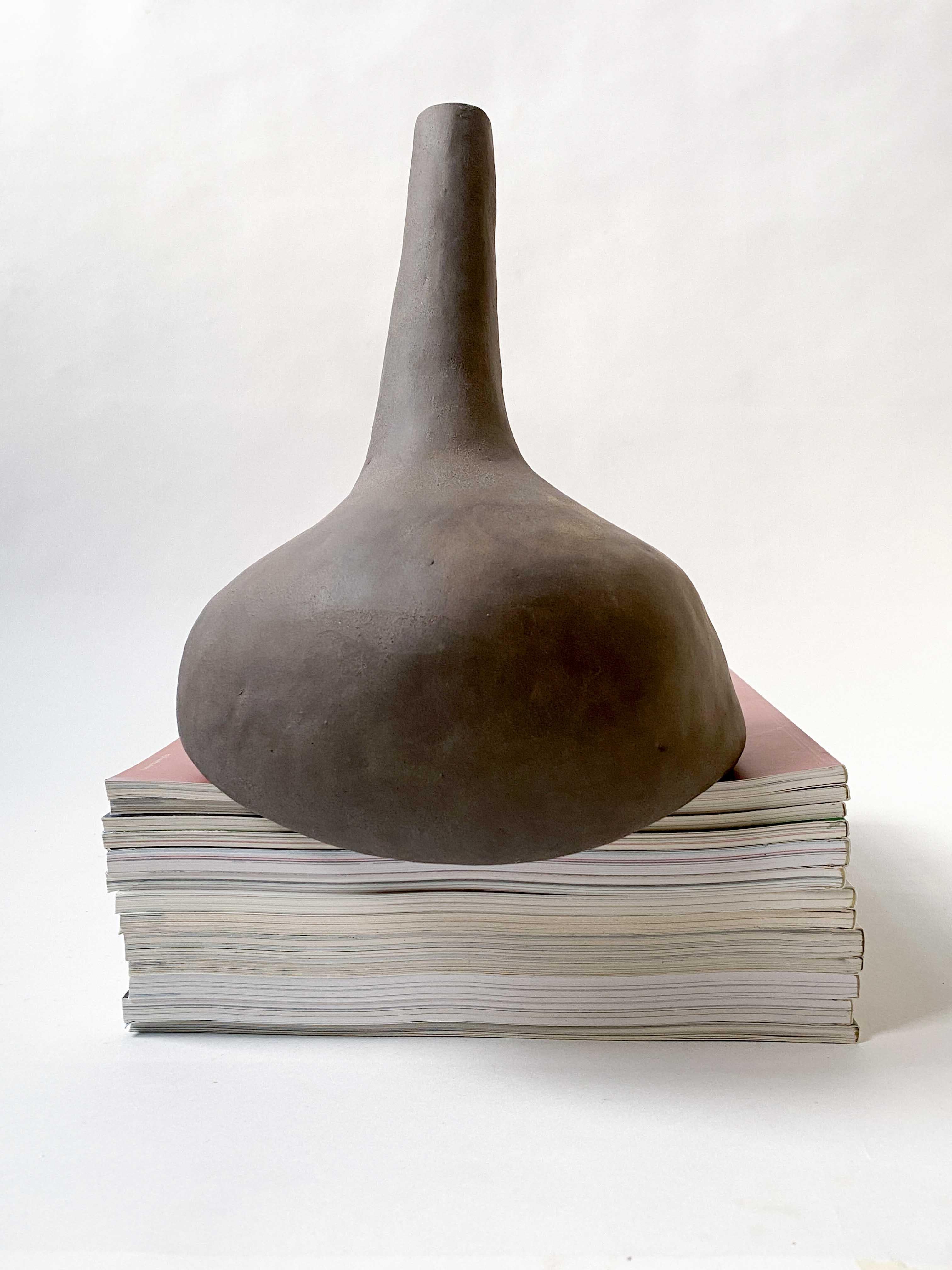 Dekorative Keramikvase On The Edge By The Window von Lillian Tørlen (Norwegisch) im Angebot