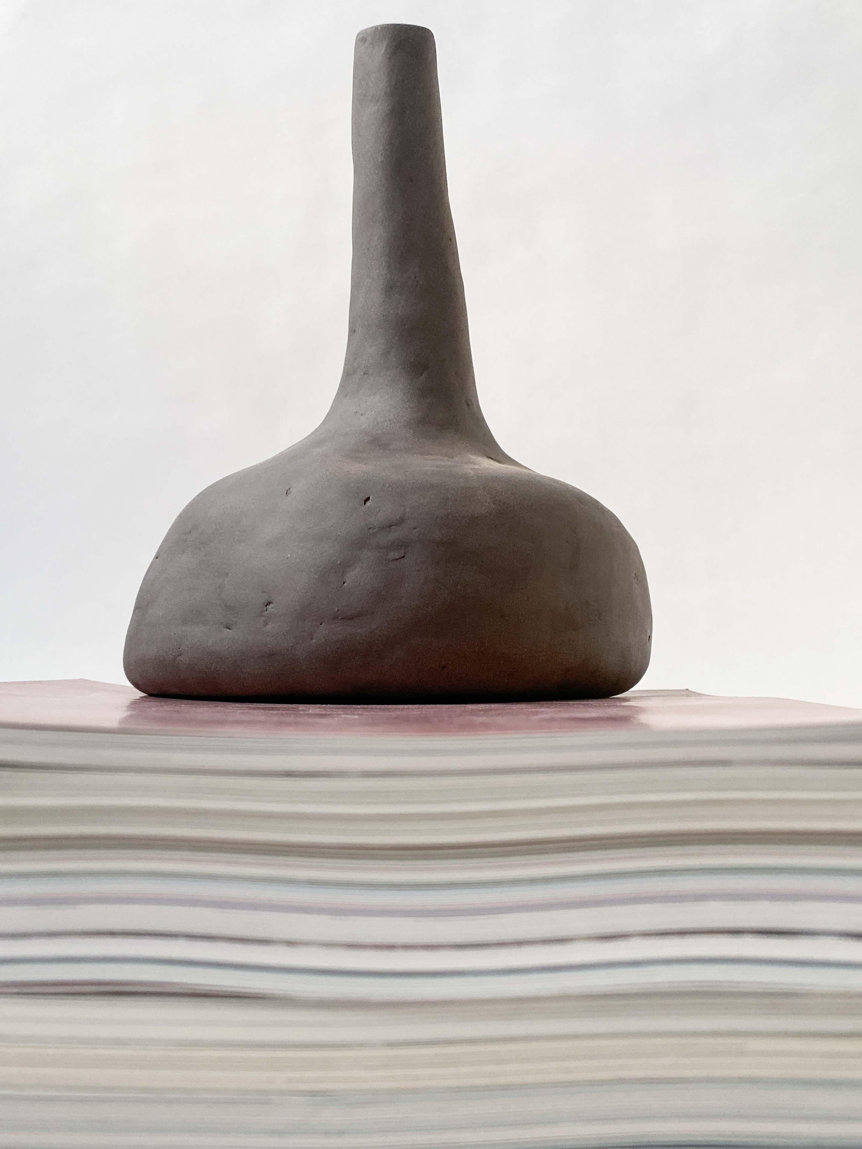 Dekorative Keramikvase On The Edge By The Window von Lillian Tørlen (Sonstiges) im Angebot