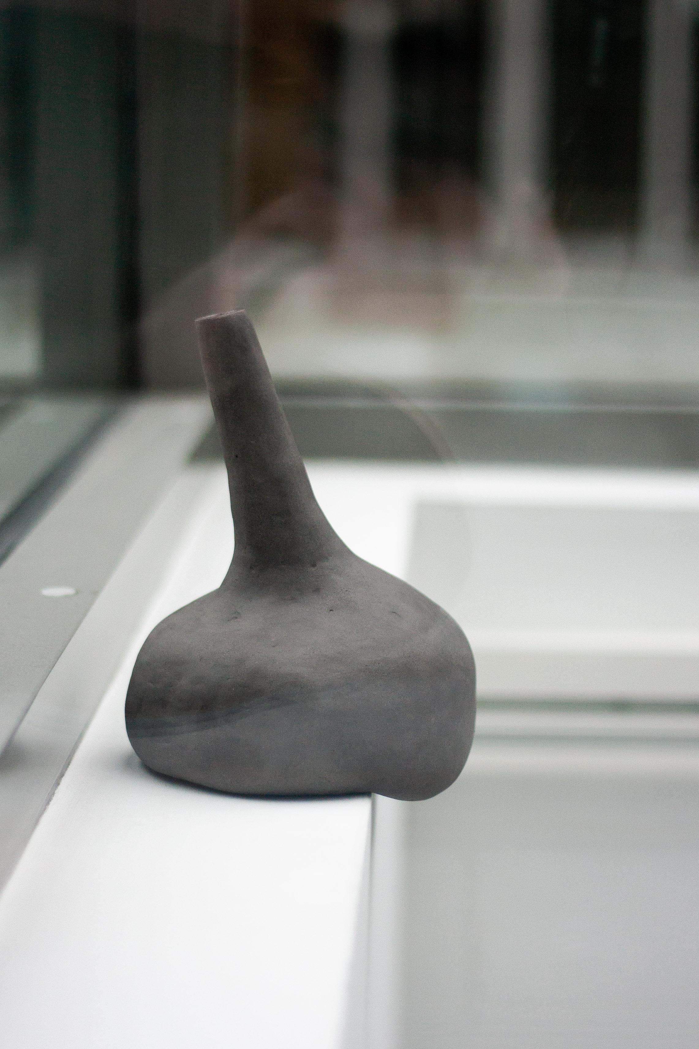 Dekorative Keramikvase On The Edge By The Window von Lillian Tørlen im Zustand „Neu“ im Angebot in Geneve, CH