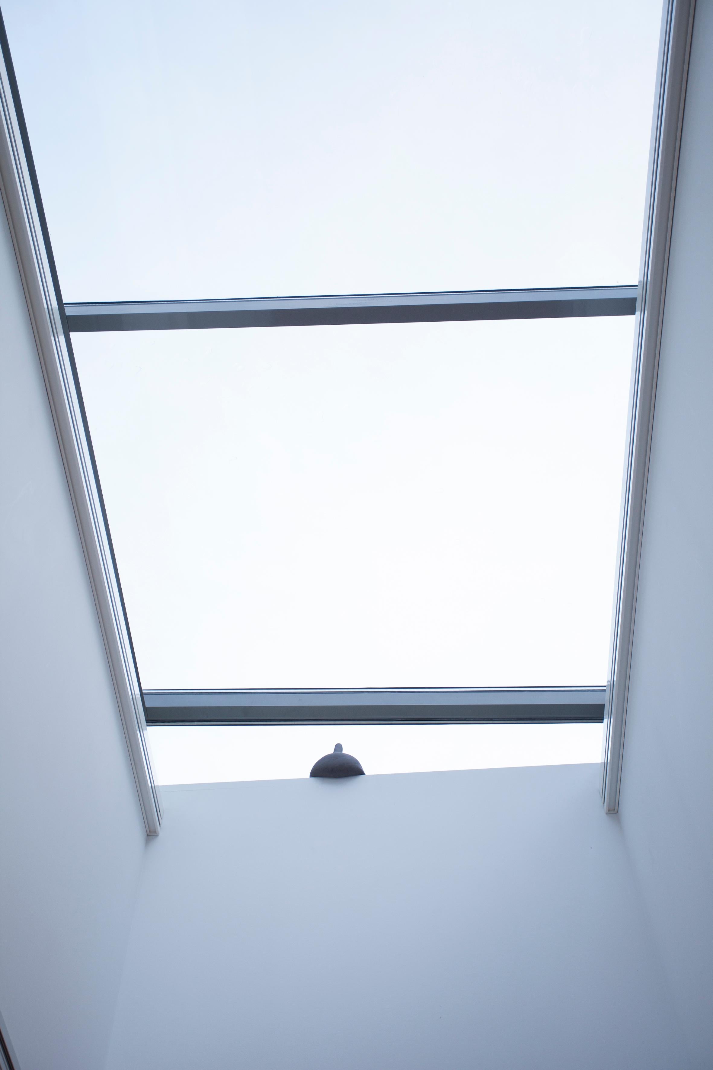 Dekorative Keramikvase On The Edge By The Window von Lillian Tørlen (21. Jahrhundert und zeitgenössisch) im Angebot