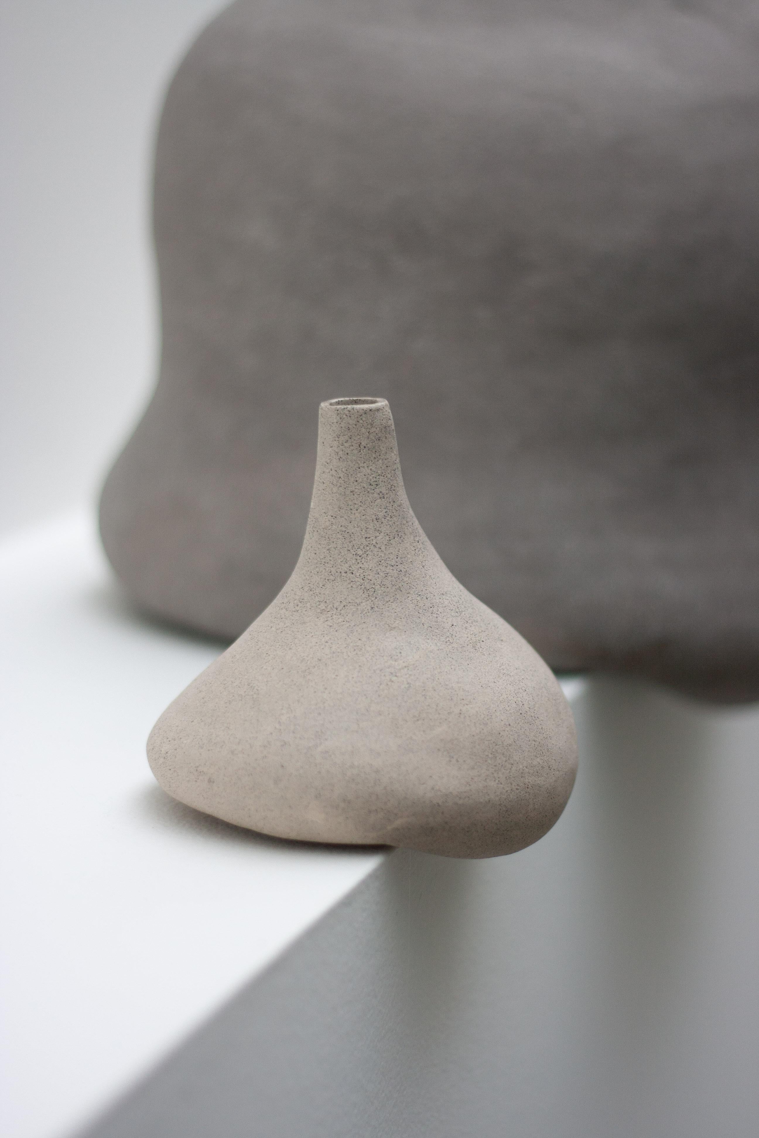 Jarrón de cerámica decorativo On The Edge V de Lillian Tørlen
Pieza única.
Dimensiones: P 12,5 x An 13 x Al 13 cm. 
Materiales: Cerámica. 

La exposición Niveles de apego y pertenencia consiste en una serie de jarrones de cerámica prensados,