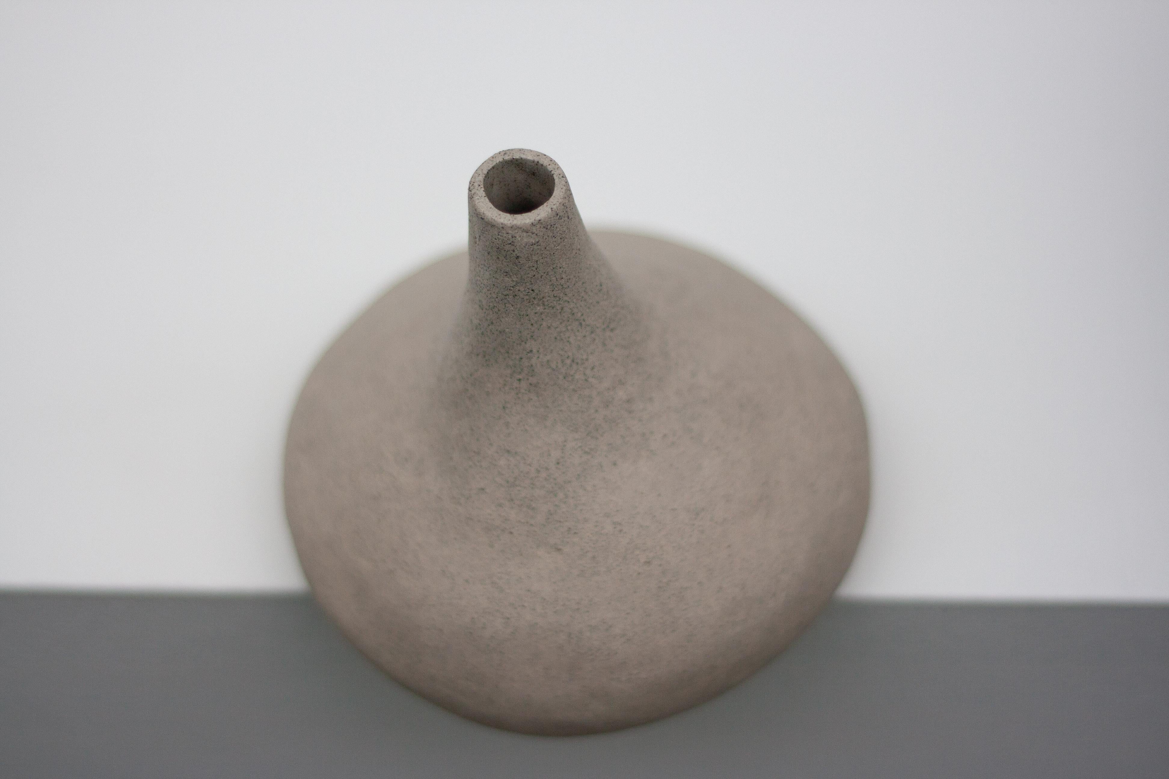 Jarrón de cerámica decorativo On The Edge V de Lillian Tørlen Moderno en venta